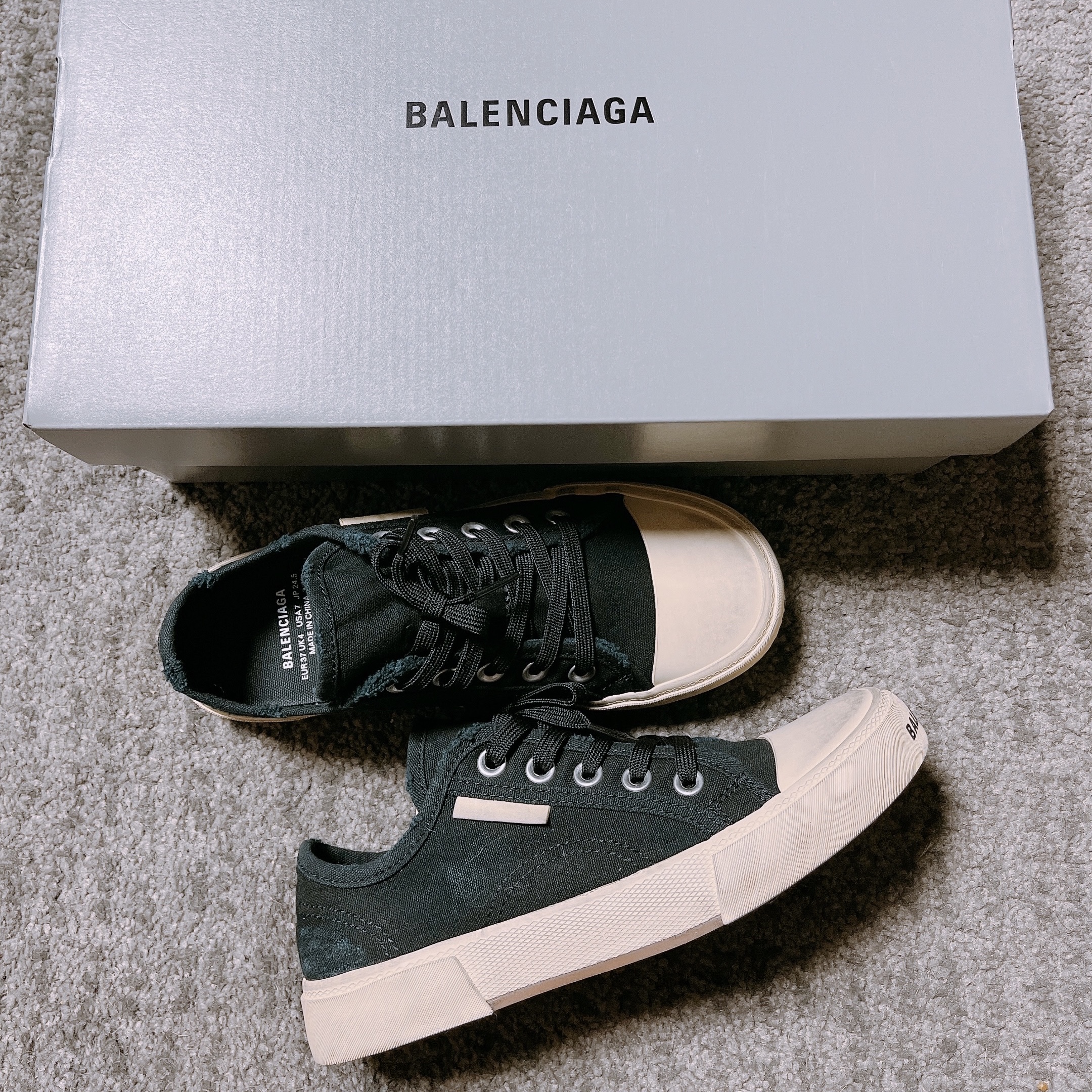 (W) Balenciaga Paris Low Top Sneakers Black 착용 스타일 - 1