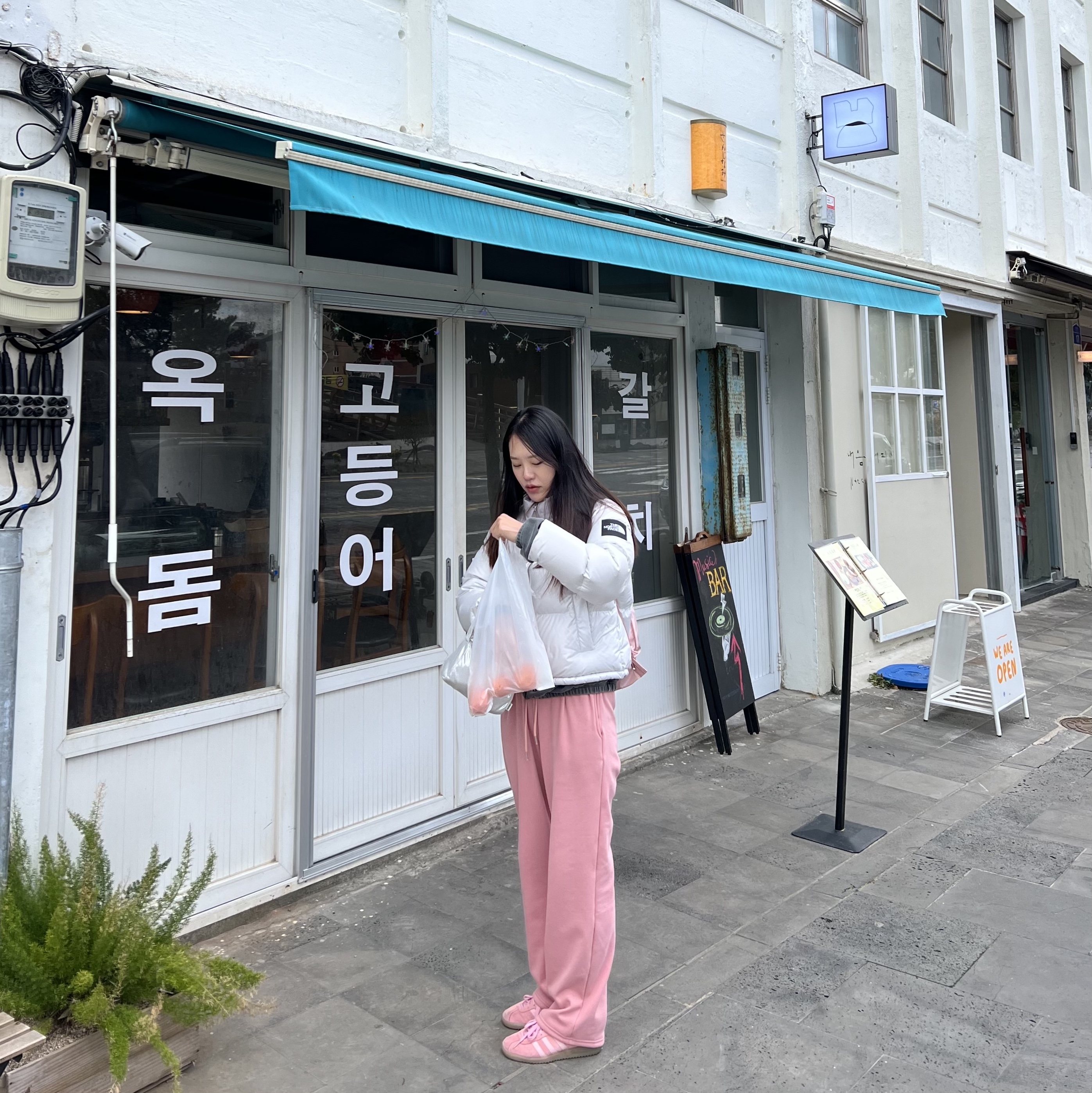 Adidas Bermuda Glow Pink, (W) The North Face White Label Novelty Nuptse Down Jacket Ice Gray 착용 스타일