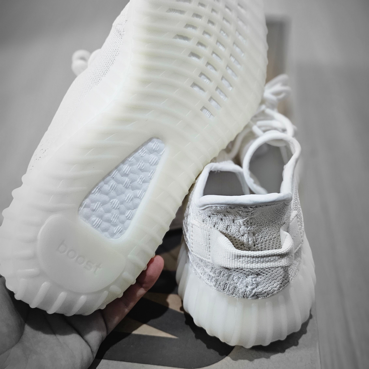 Adidas Yeezy Boost 350 V2 Bone 착용 스타일 - 4