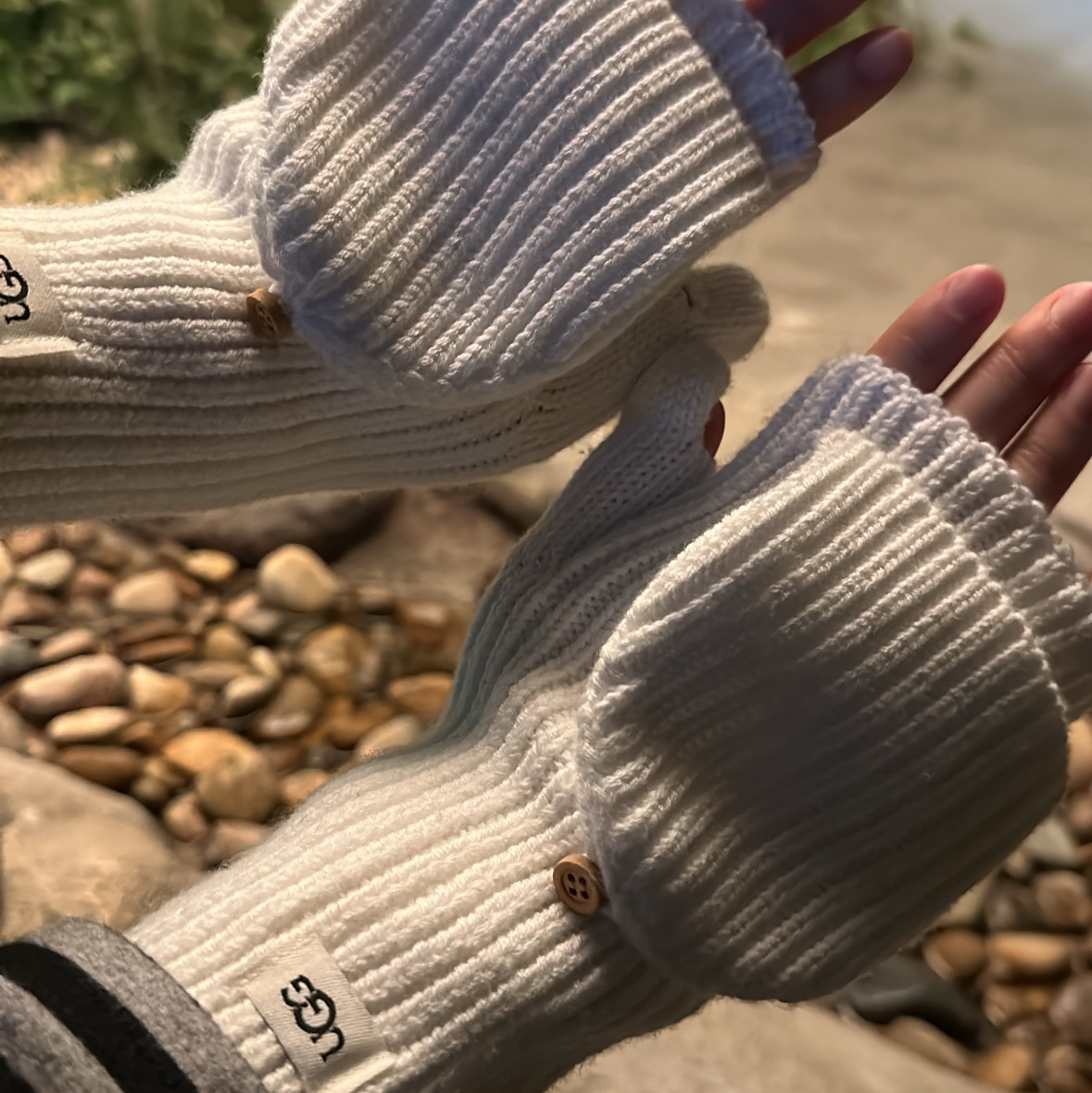 (W) UGG Cozy Knit Flip Mitten Ivory 착용 스타일