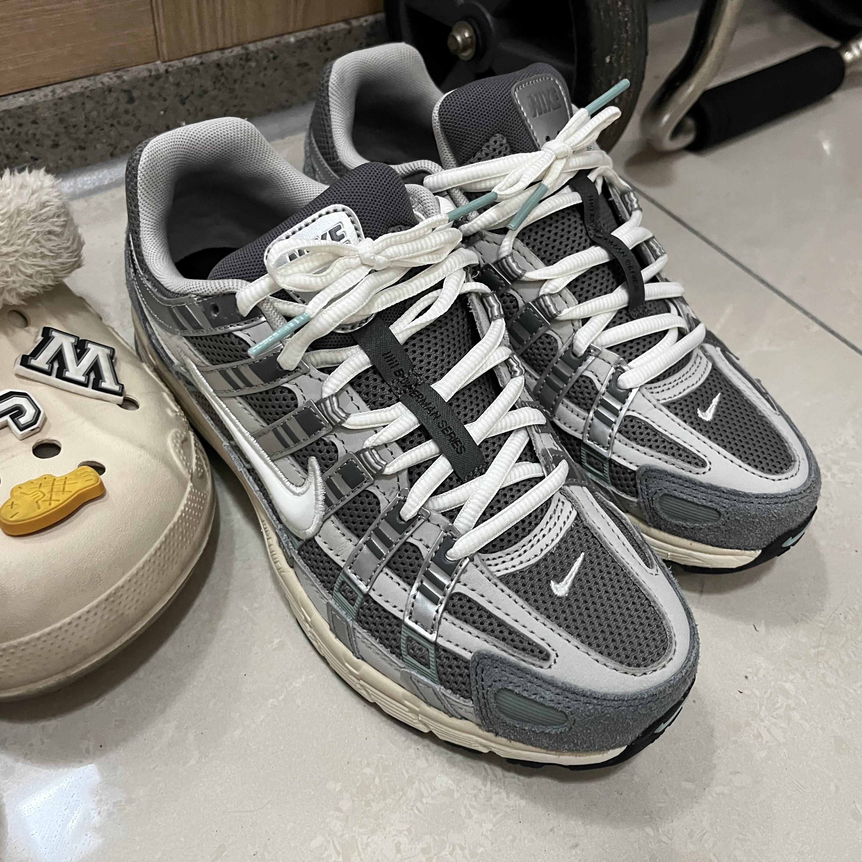 Nike P-6000 Flat Pewter Light Iron Ore 착용 스타일