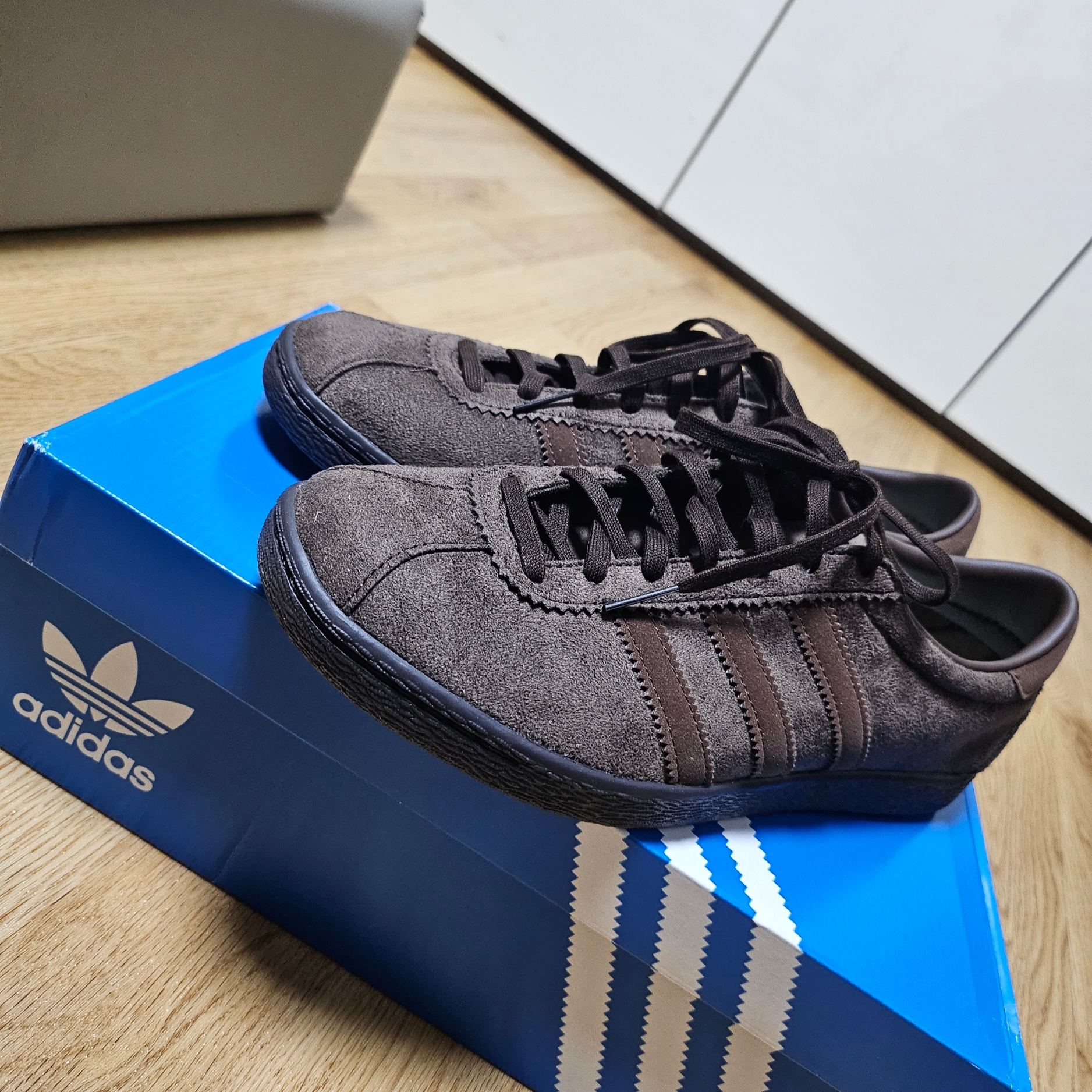 Adidas Tobacco Gruen Dark Brown 착용 스타일 - 1
