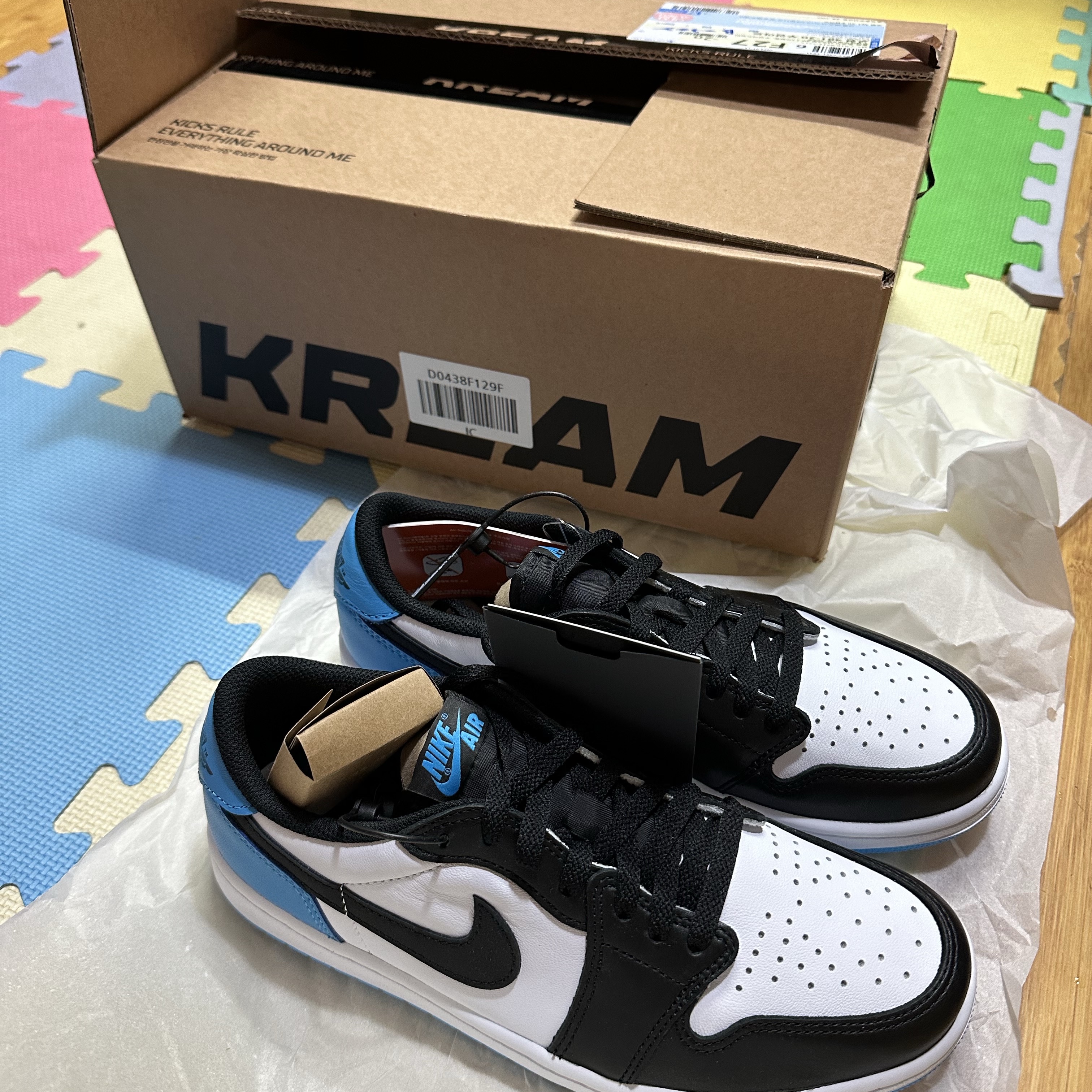 Jordan 1 Retro Low OG Black and Dark Powder Blue 착용 스타일