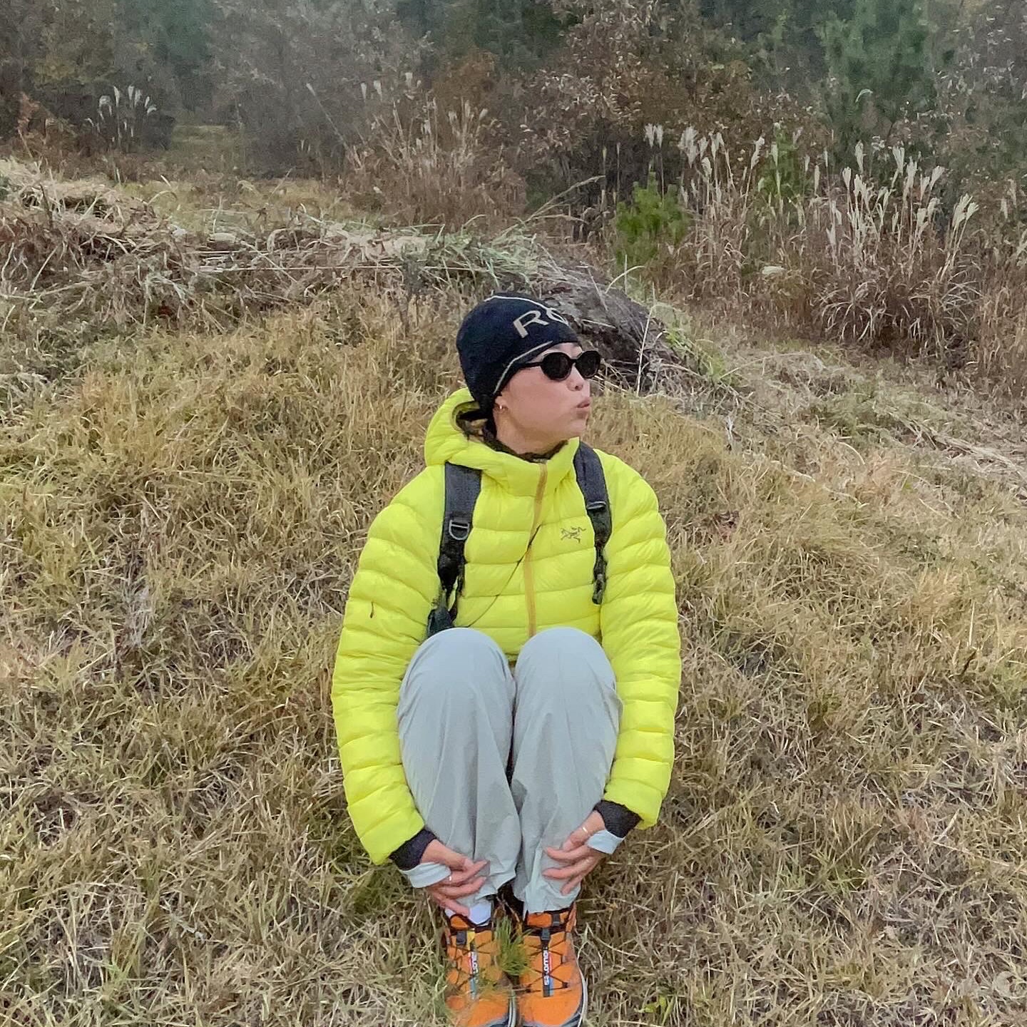 Arc'teryx Cerium Hoody Oracle, Roa Hiking Beanie Logo Brown 착용 스타일 - 2