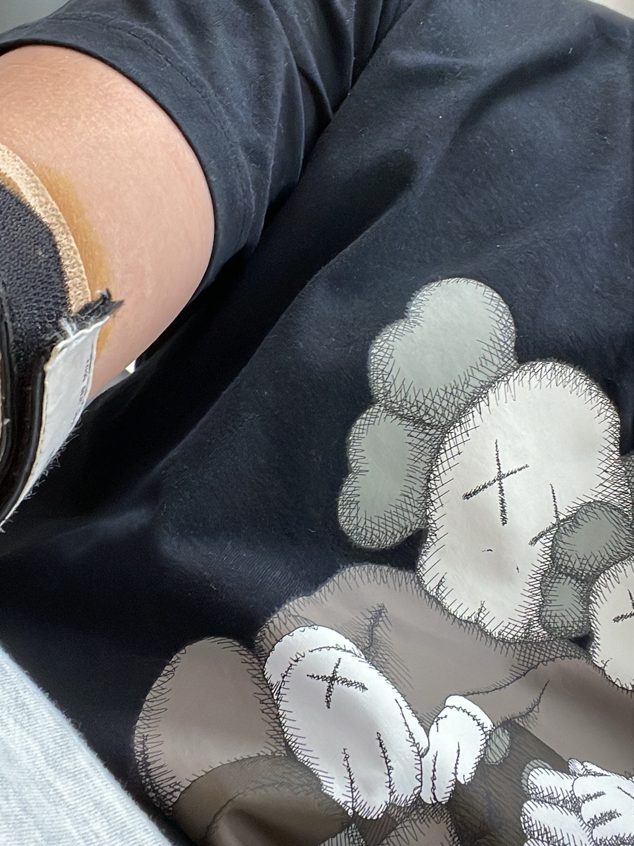 Uniqlo UT x Kaws Short Sleeve Graphic T-Shirt Black 착용 스타일