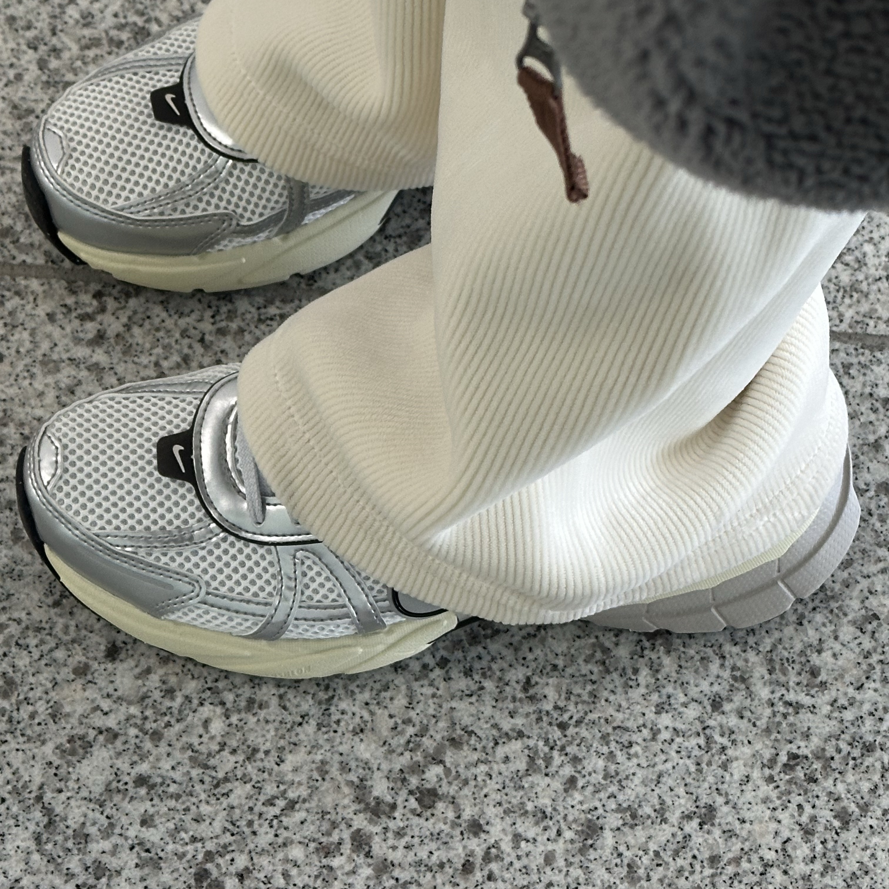 Nike V2K Run Summit White Metallic Silver 착용 스타일