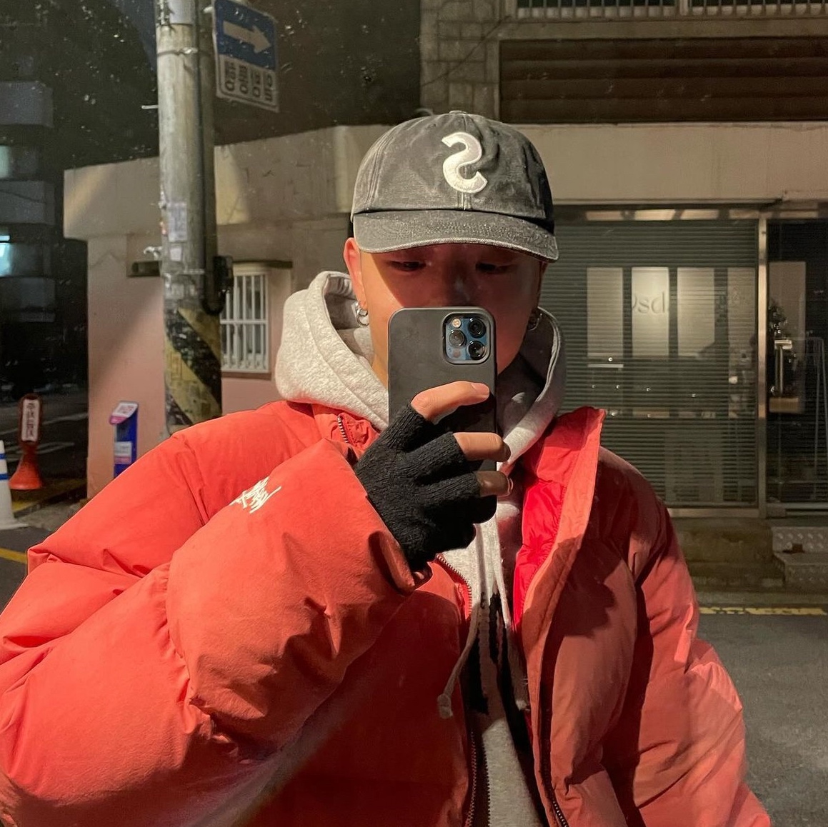 Stussy Recycled Nylon Down Puffer Faded Red, Supreme Pigment Canvas S Logo 6-Panel Black - 23SS 착용 스타일 - 3