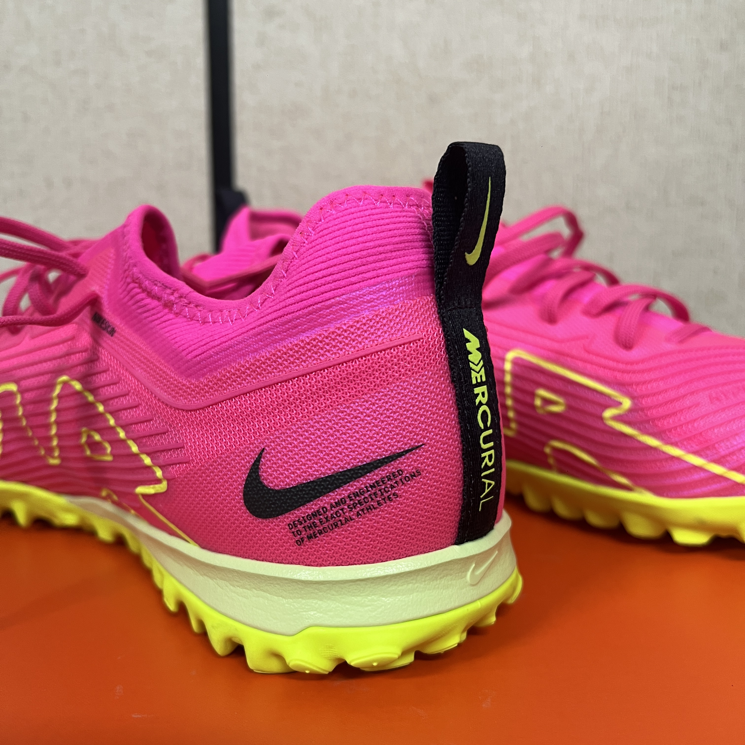 Nike Zoom Mercurial Vapor 15 Pro TF Pink Blast Volt 착용 스타일 - 2