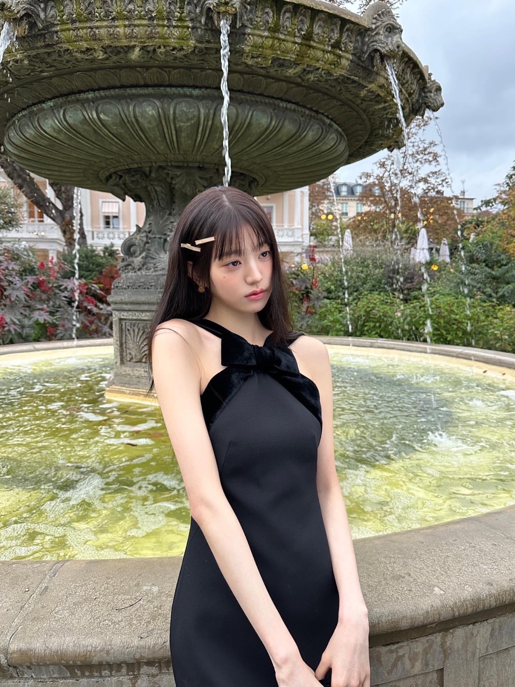 미우 미우 완더 마테라쎄 나파 레더 미니 호보백 화이트, (W) 미우 미우 코튼 터틀넥 저지 화이트 착용 스타일 - 5