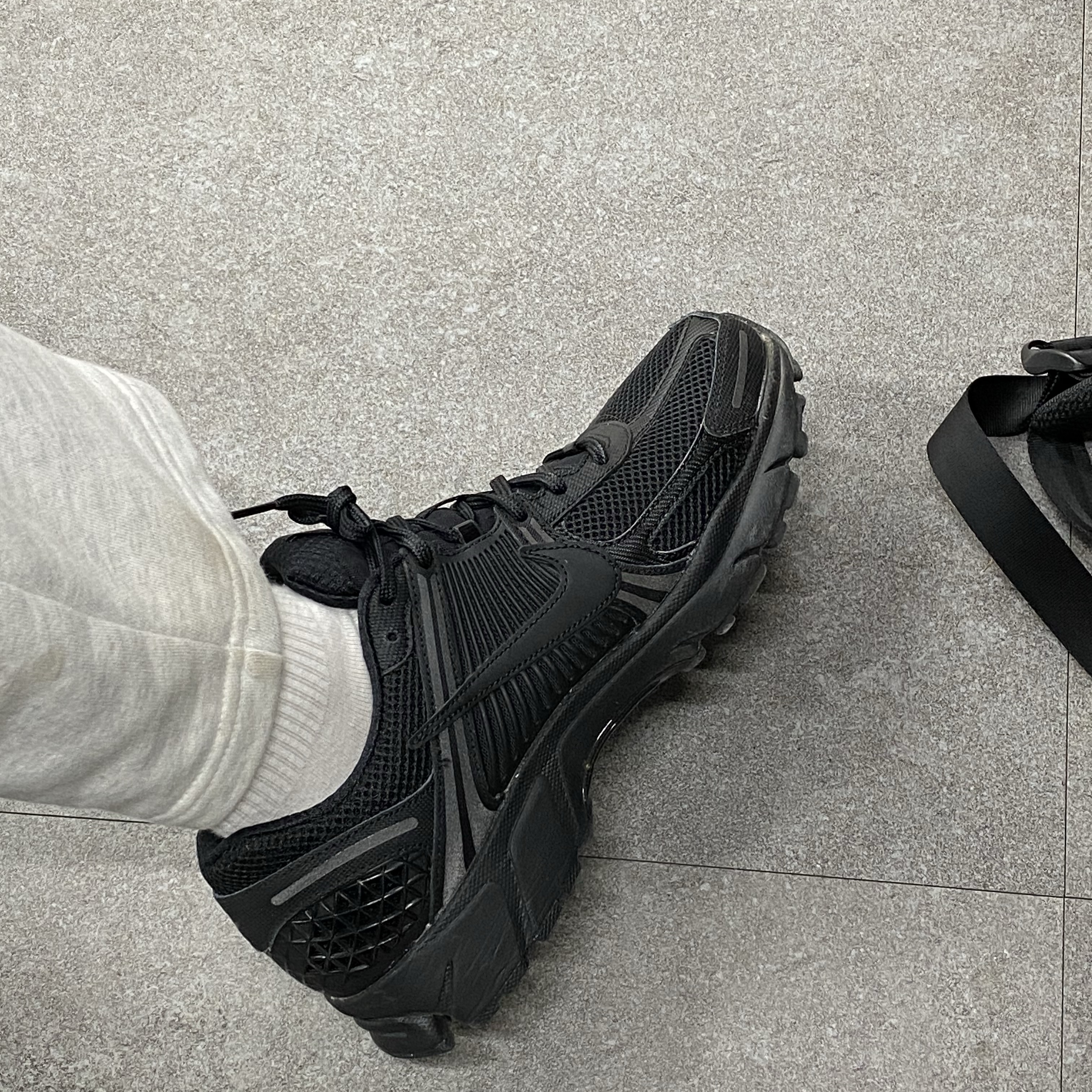 Nike Zoom Vomero 5 SP Black 착용 스타일