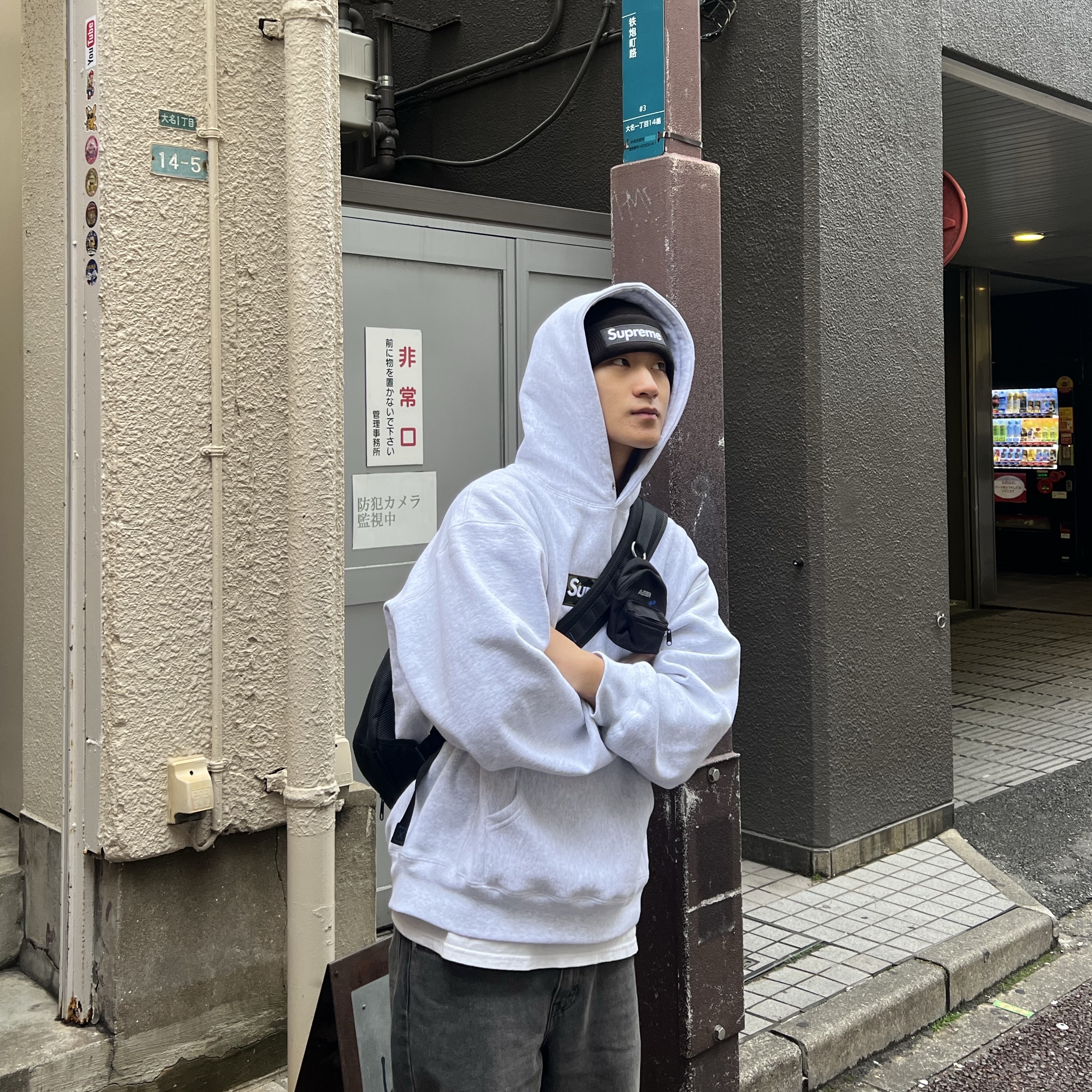 Supreme Box Logo Hooded Sweatshirt Ash Grey - 23FW, Ader Error x Eastpak Up-Down Sling Black 착용 스타일