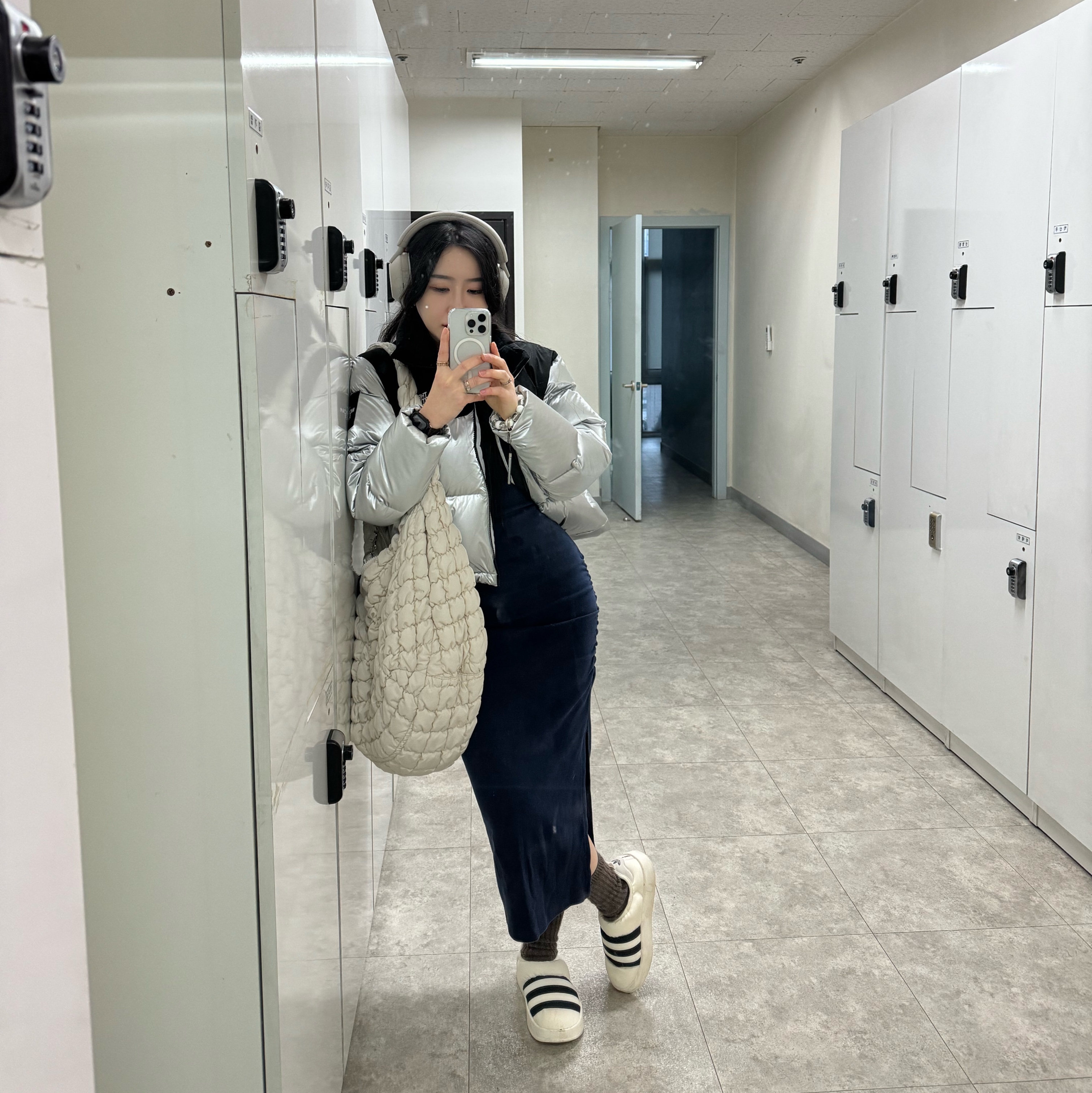 아디다스 퍼피렛 오프 화이트, (W) 노스페이스 화이트 라벨 노벨티 눕시 다운 자켓 SE 실버 착용 스타일 - 2