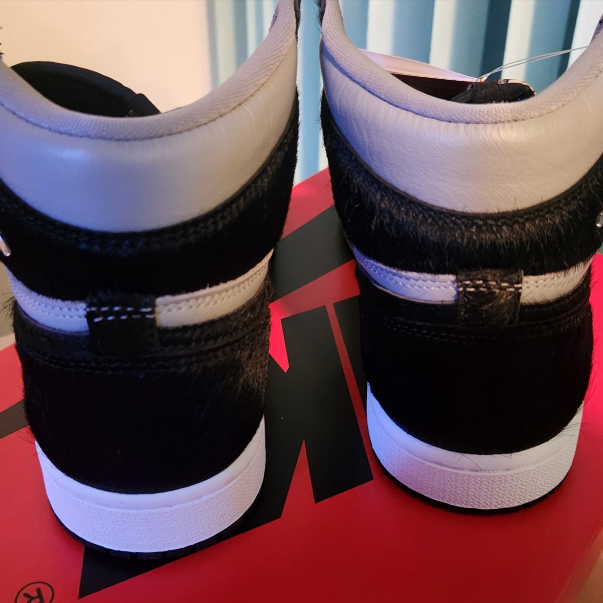 (W) Jordan 1 Retro High OG Medium Grey 착용 스타일 - 5