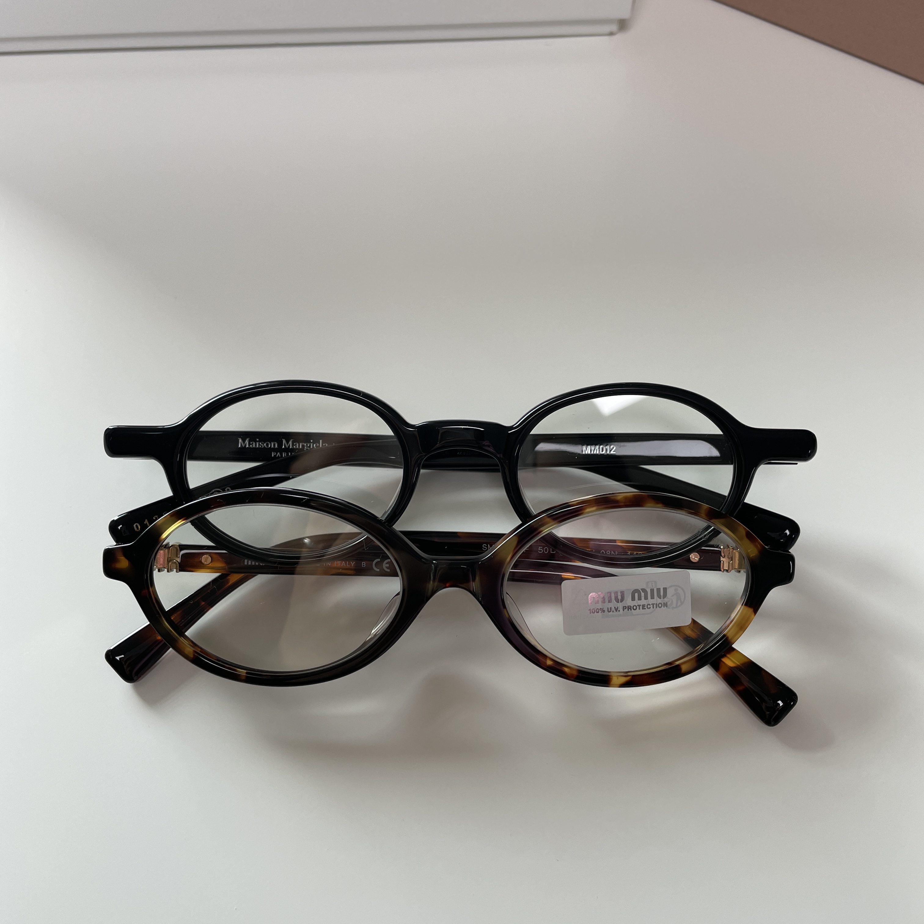 (W) Miu Miu Regard sunglasses Blue Lenses Honey Tortoiseshell Acetate Alternative fit, Gentle Monster x Maison Margiela MM012 Clear Black 착용 스타일 - 1