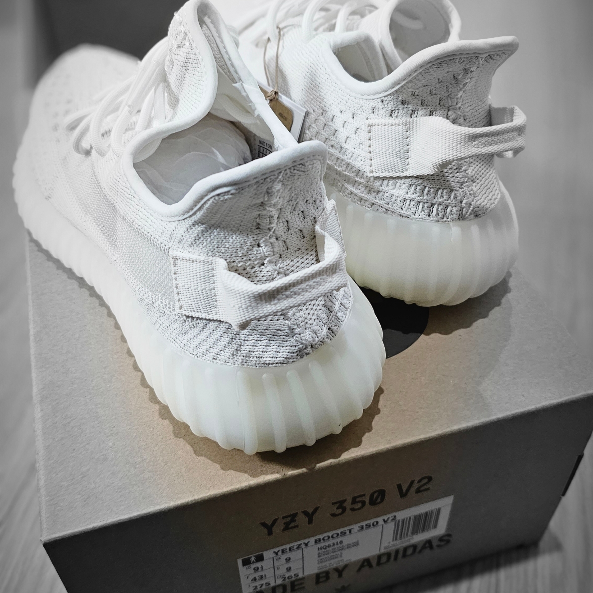 Adidas Yeezy Boost 350 V2 Bone 착용 스타일 - 3