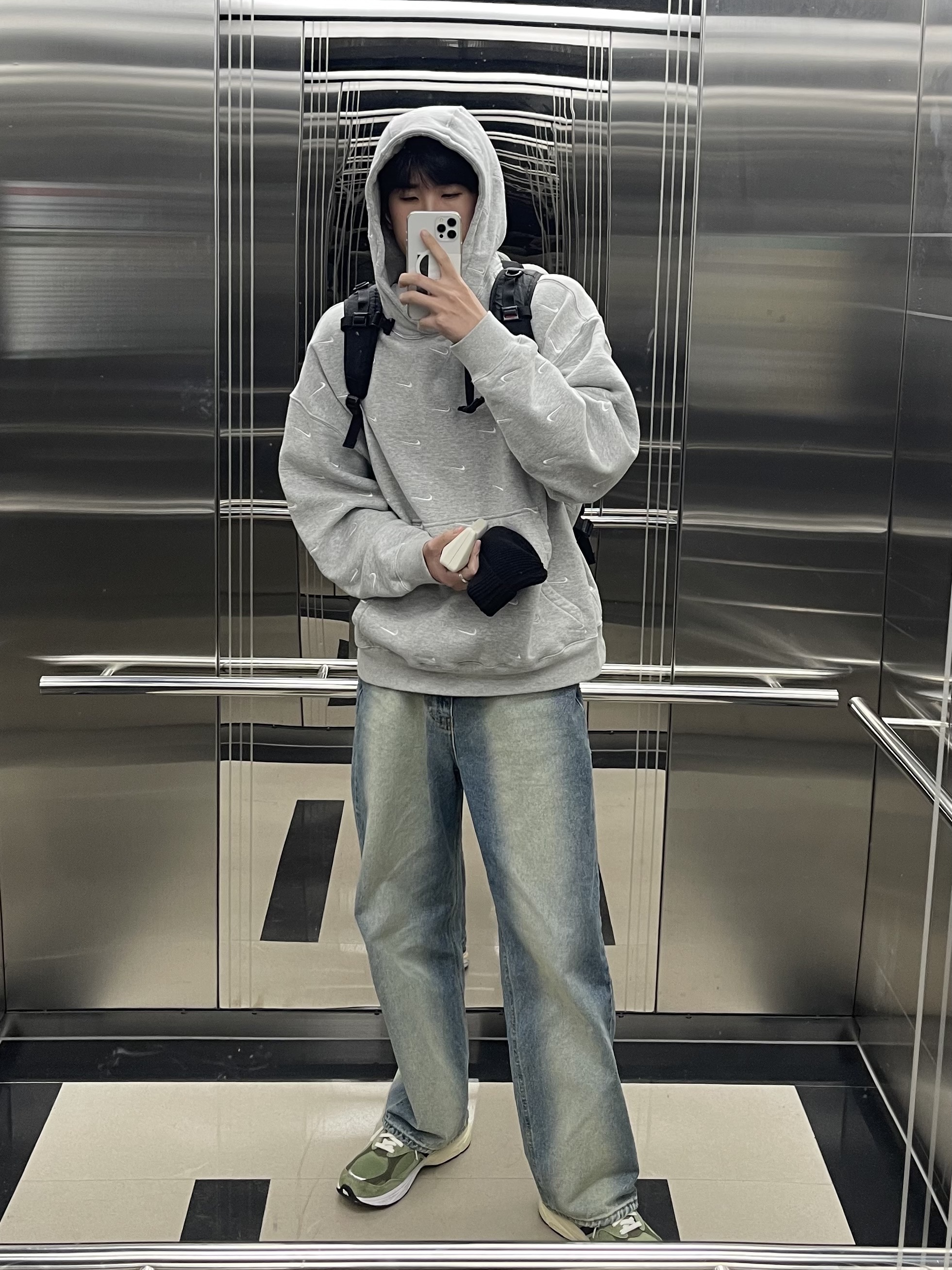 Nike NRG Swoosh Logo Hoodie Grey Heather, Supreme Backpack Black - 18FW 착용 스타일