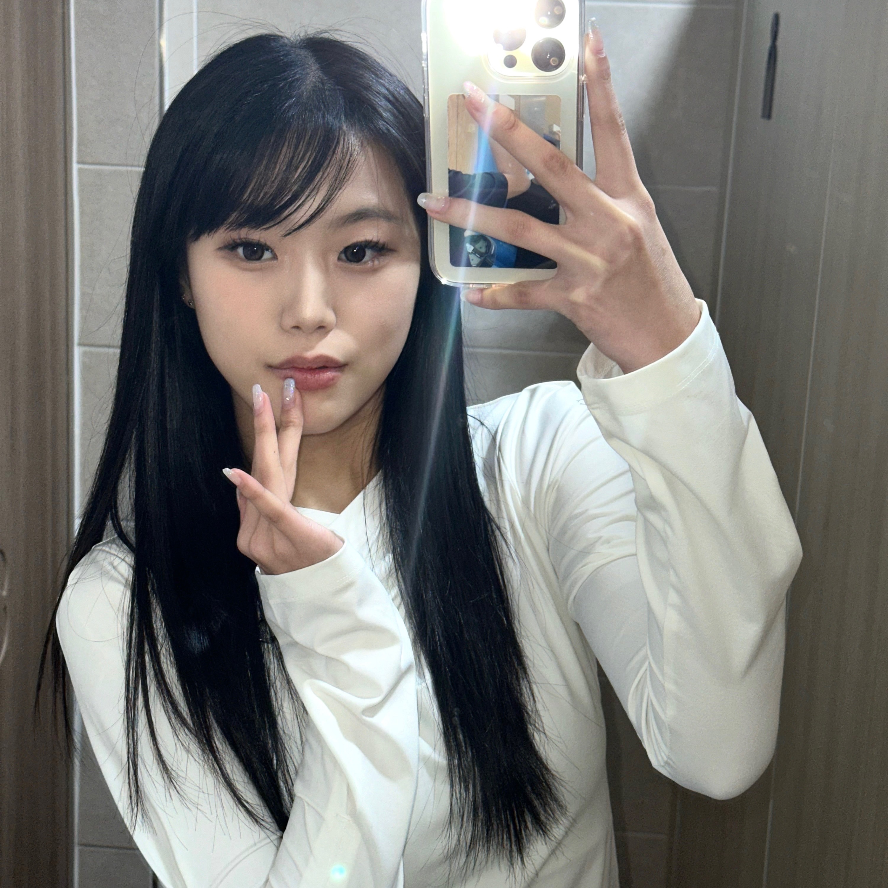 (W) Mischief Hooded Shirring Overlap Top White 착용 스타일 - 1
