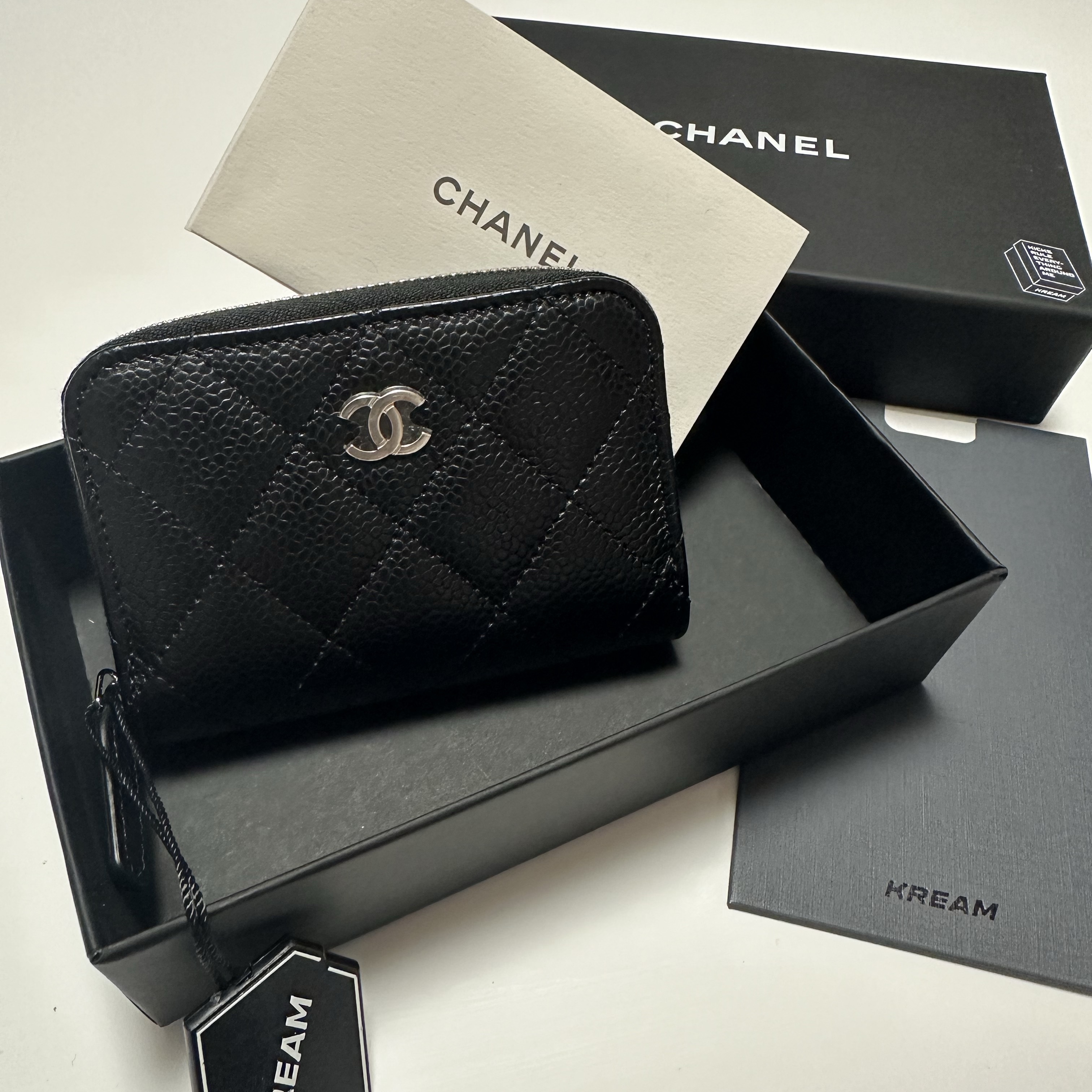 Chanel Classic Zipped Coin Purse Grained Calfskin & Silver Black 착용 스타일