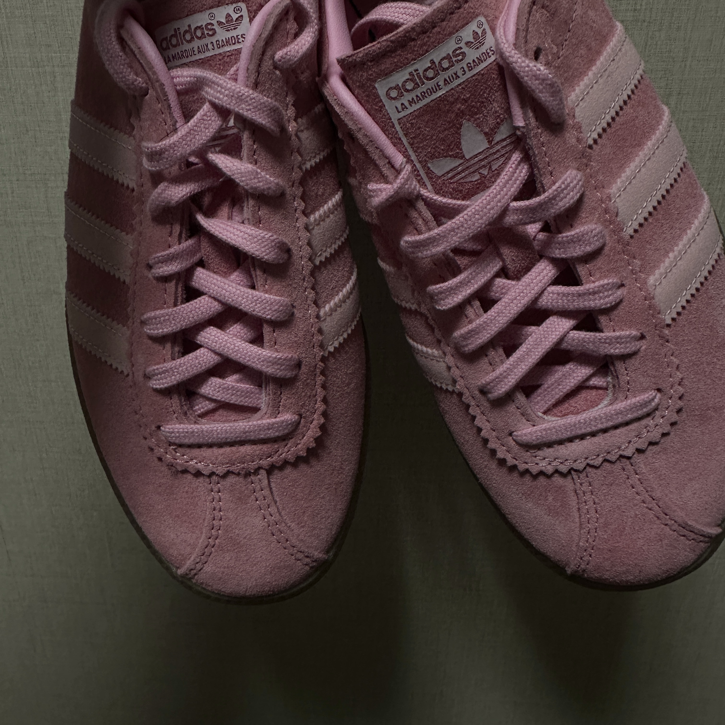 Adidas Bermuda Glow Pink 착용 스타일