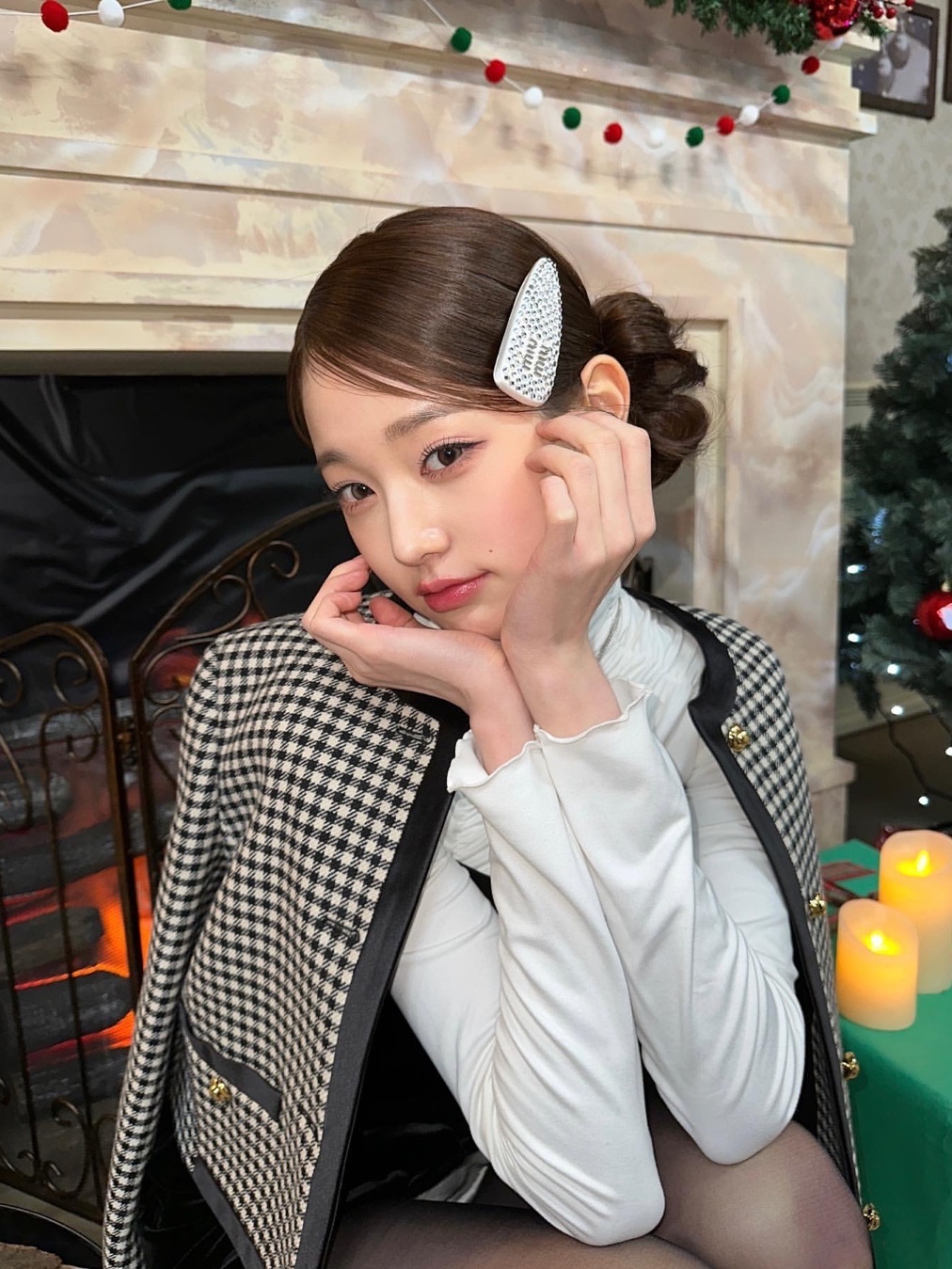 미우 미우 완더 마테라쎄 나파 레더 미니 호보백 화이트, (W) 미우 미우 코튼 터틀넥 저지 화이트 착용 스타일 - 6