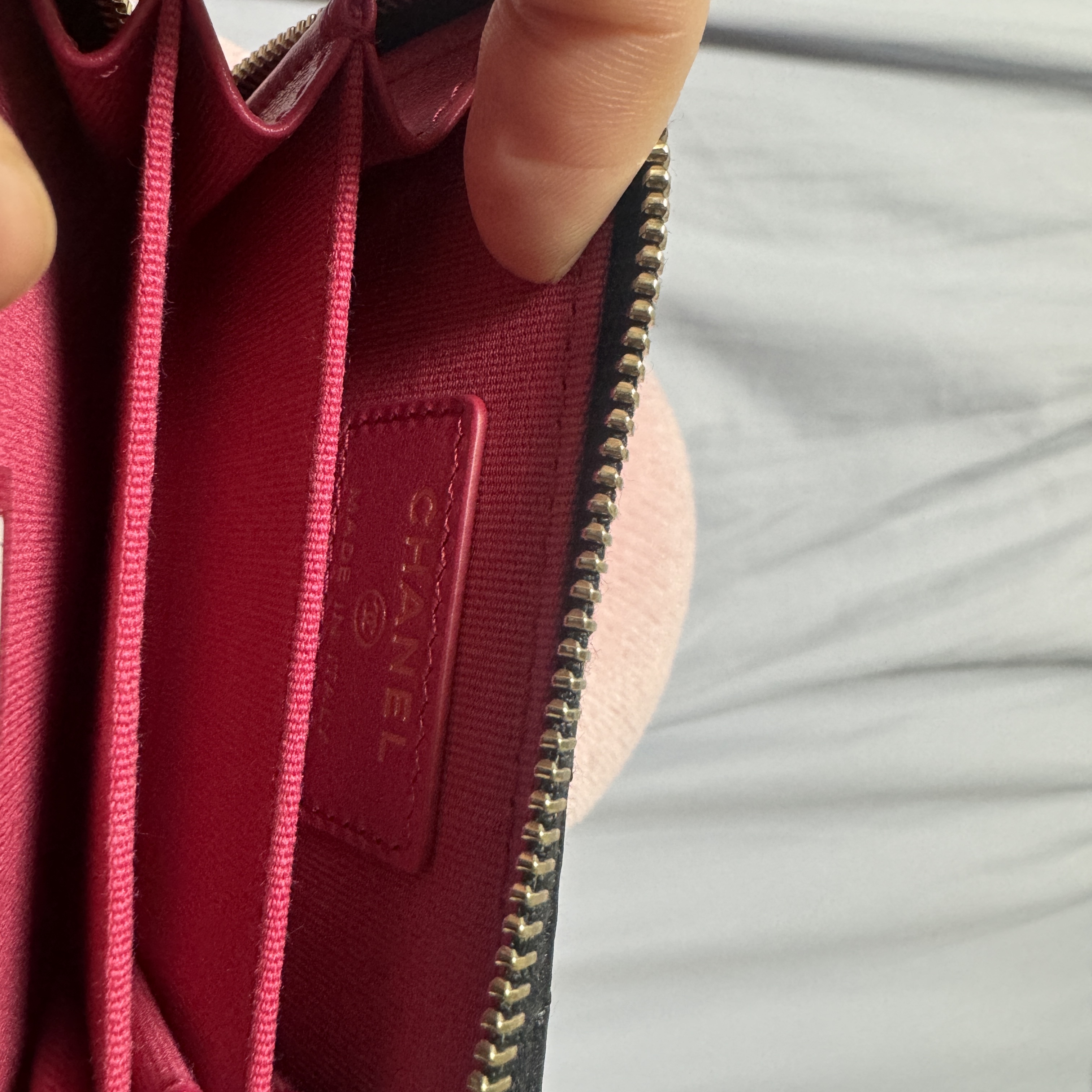 Chanel Zipped Coin Purse Lambskin Resin & Gold Black 착용 스타일 - 3
