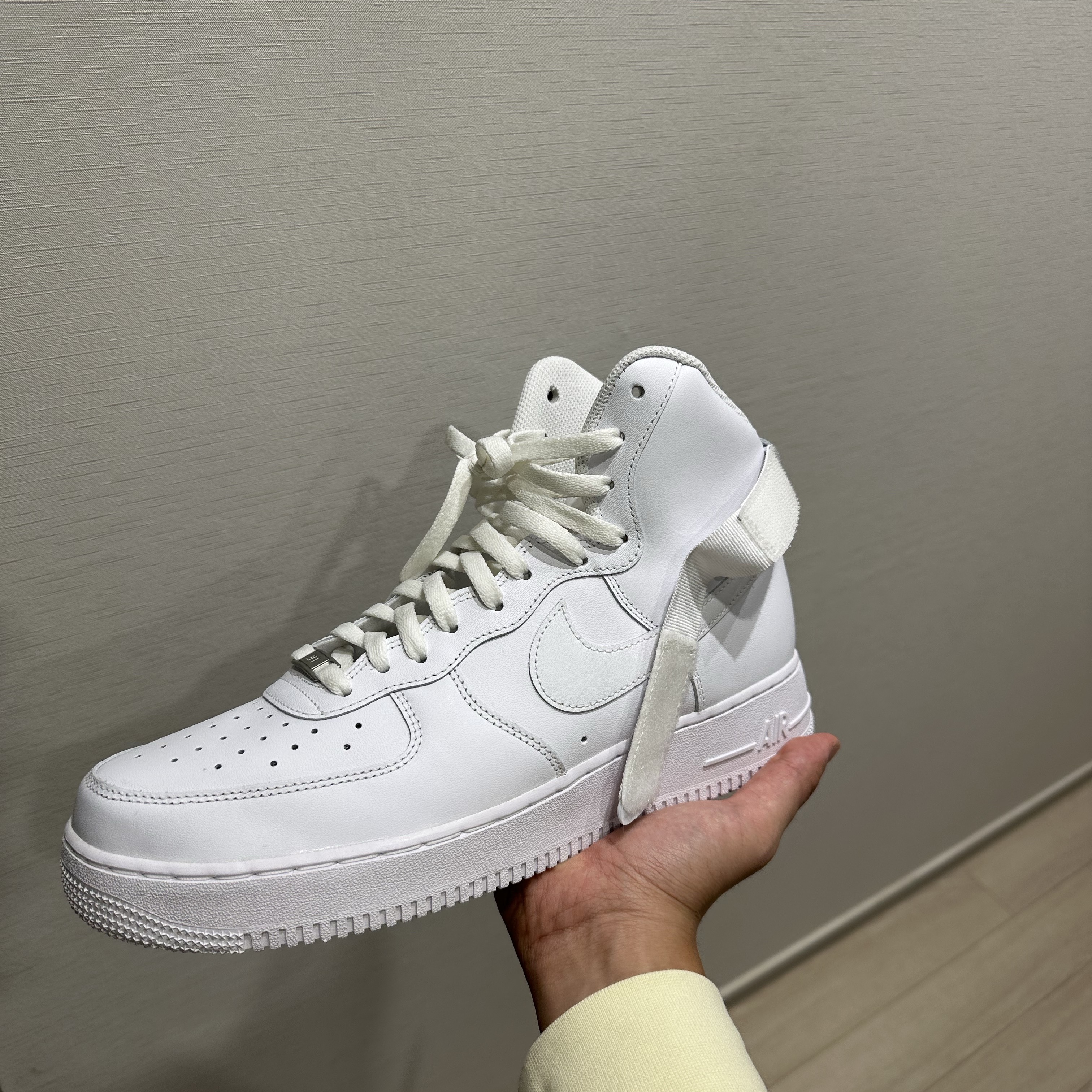 Nike Air Force 1 High '07 Triple White 착용 스타일