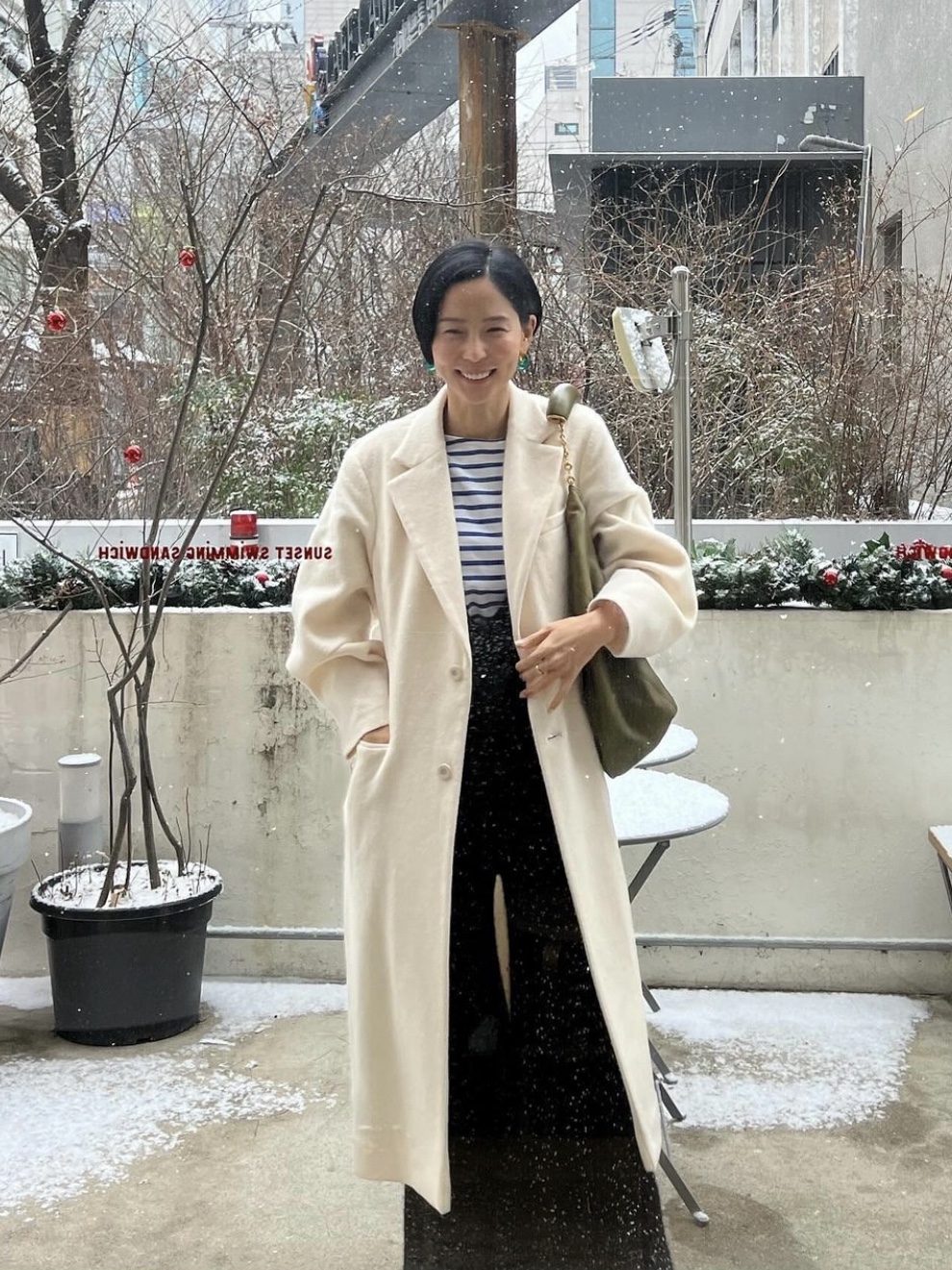 Loewe Small Squeeze Bag In Nappa Lambskin Olive 착용 스타일