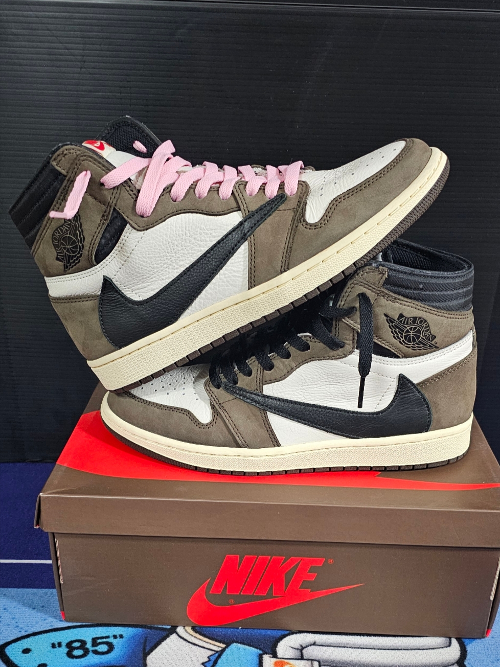 Jordan 1 x Travis Scott Retro High OG SP Mocha 착용 스타일 - 2