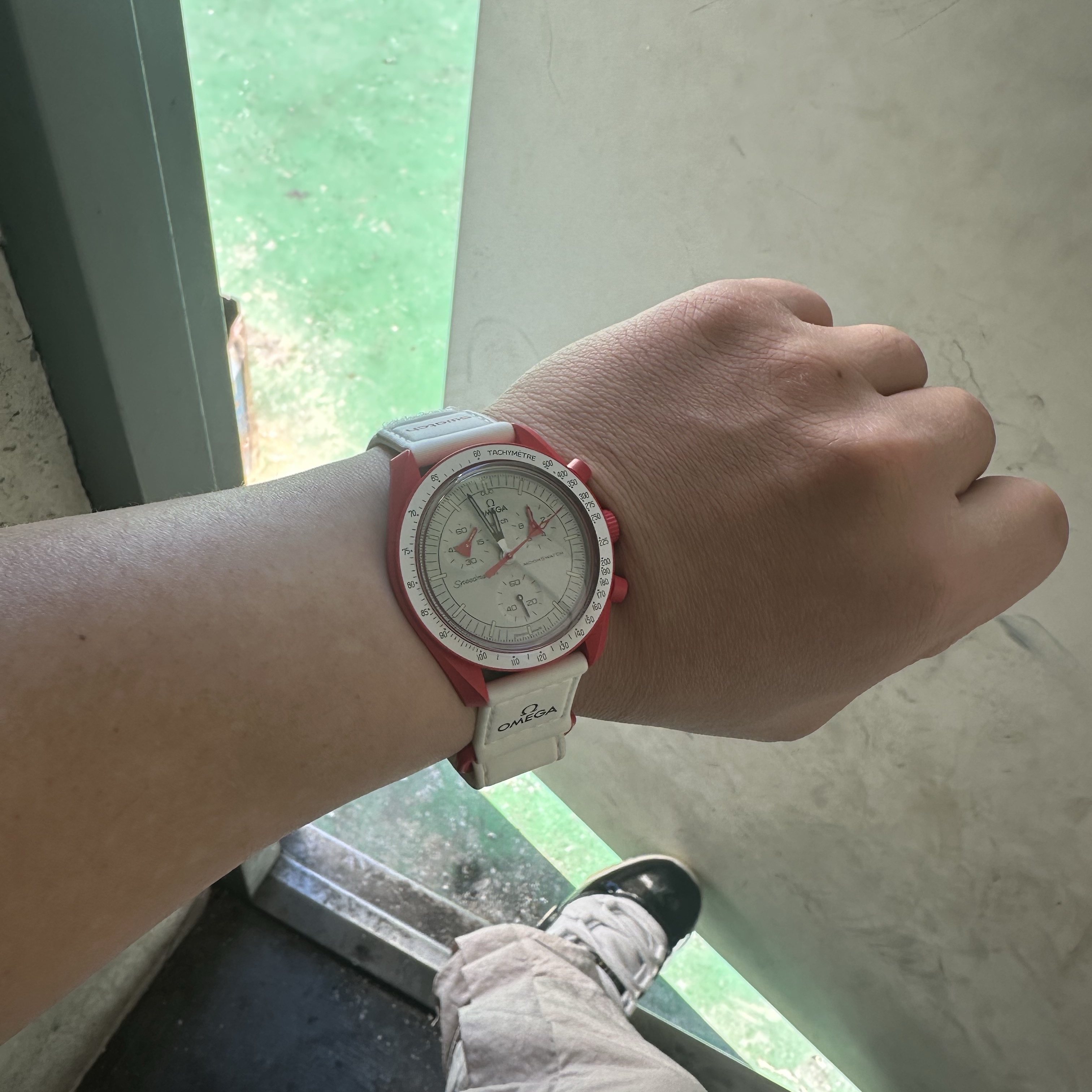 Swatch x Omega Bioceramic MoonSwatch Mission To Mars 착용 스타일