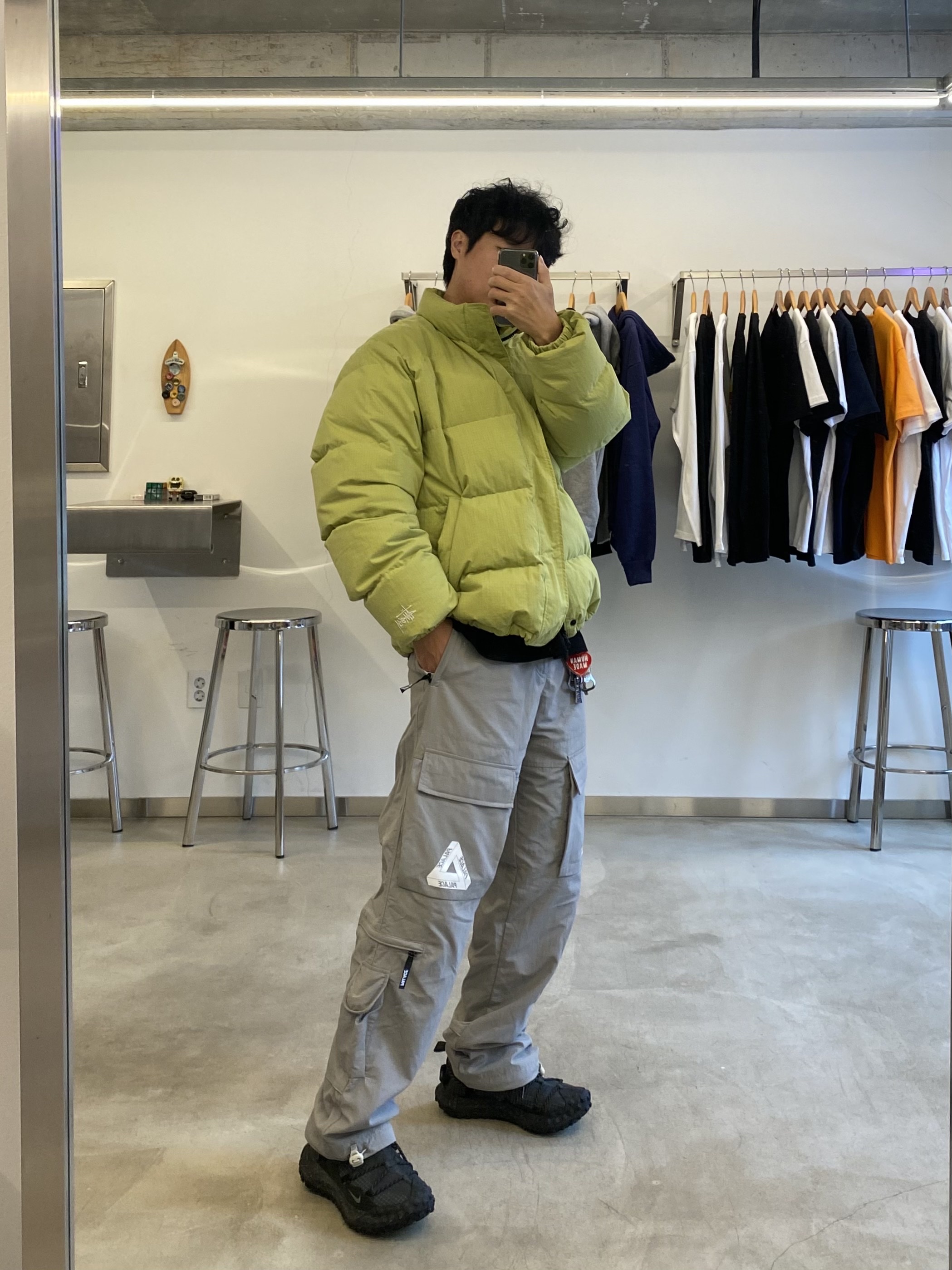 팔라스 코듀라 RS 쉘 카고 그레이 - 22FW, 휴먼 메이드 하트 키링 레드 착용 스타일 - 1