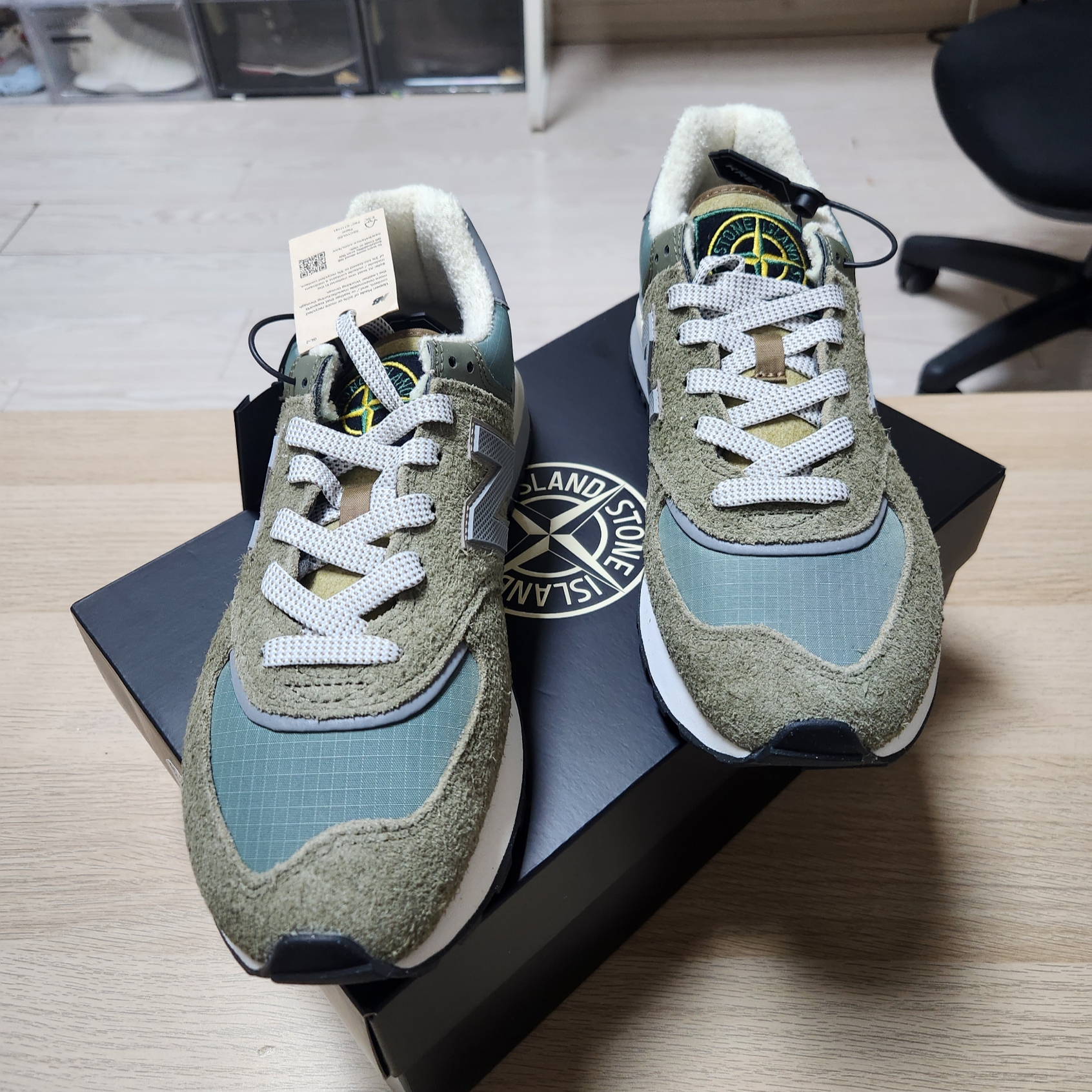 New Balance x Stone Island 574 Legacy Green 착용 스타일 - 8