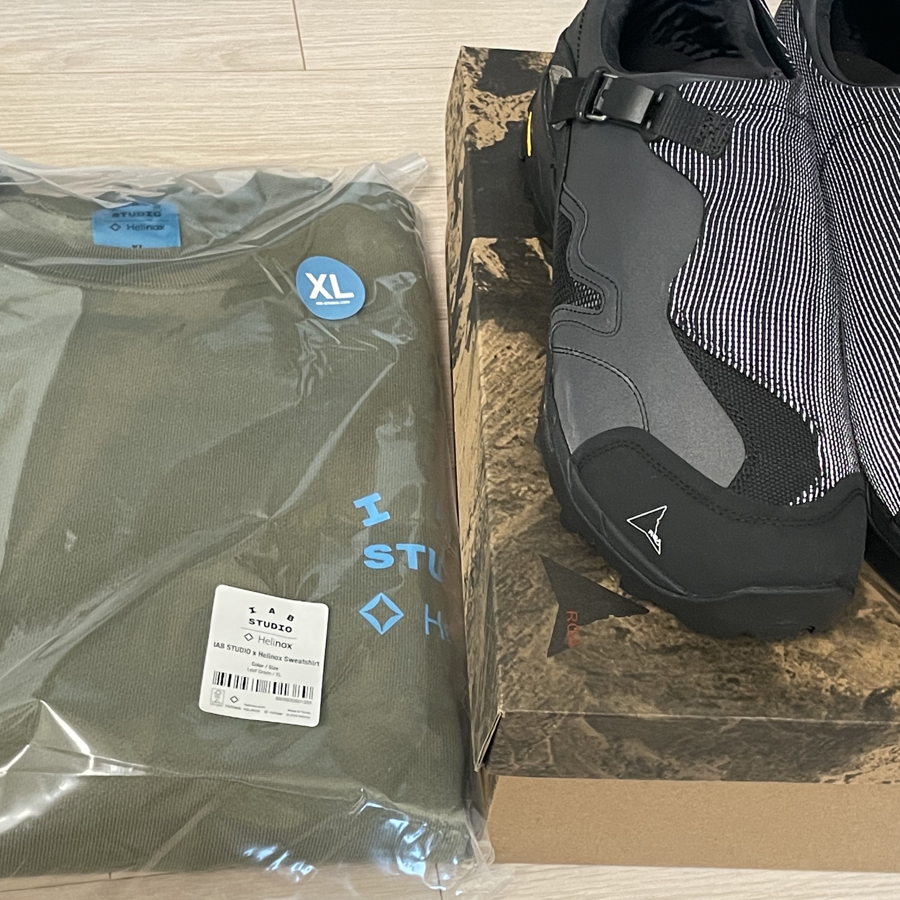 Roa Hiking Minaar Black, IAB Studio x Helinox Sweatshirt Leaf Green 착용 스타일