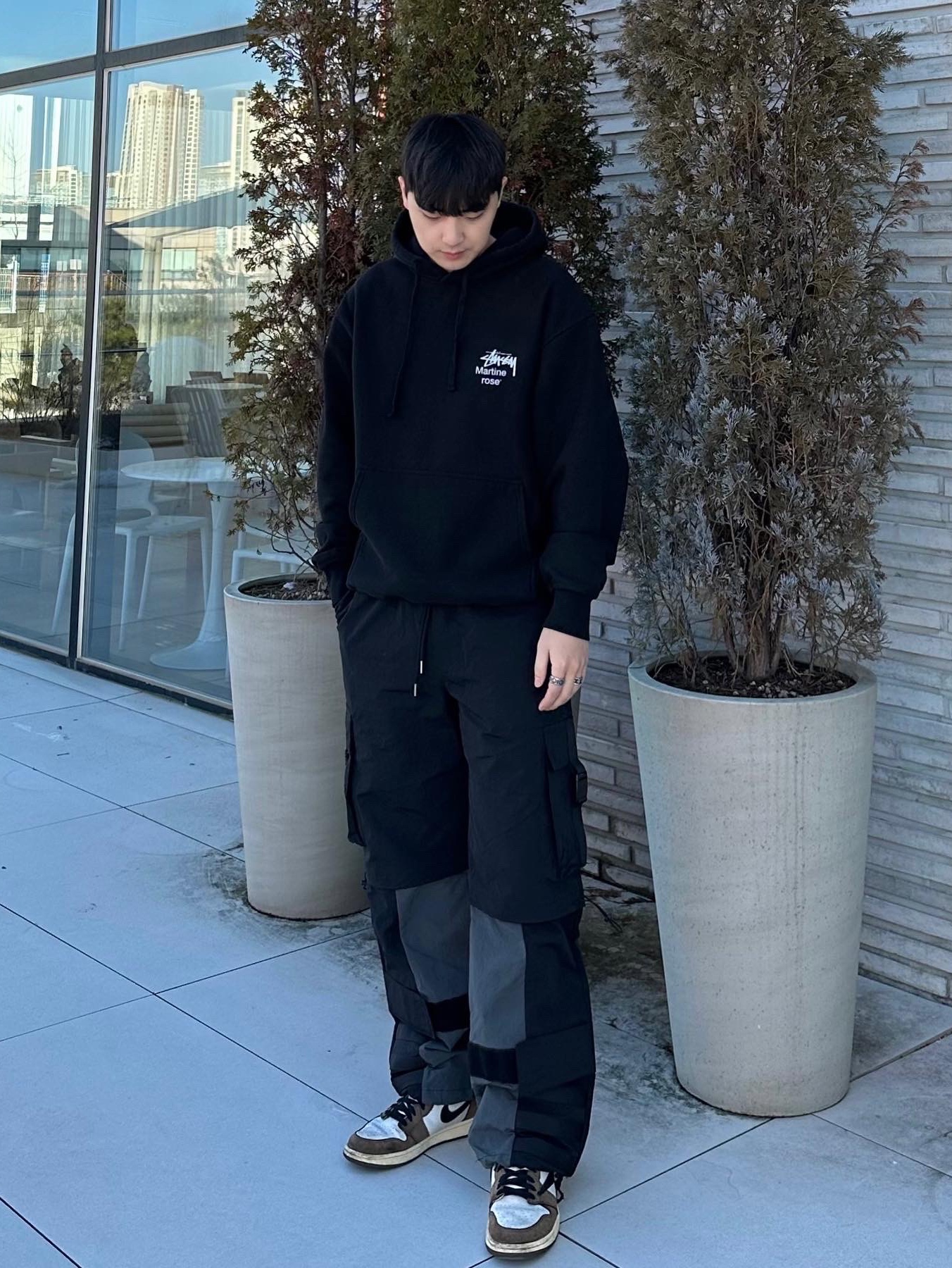Stussy x Martine Rose Collage Pigment Dyed Hoodie Black, Jordan 1 x Travis Scott Retro High OG SP Mocha 착용 스타일 - 1