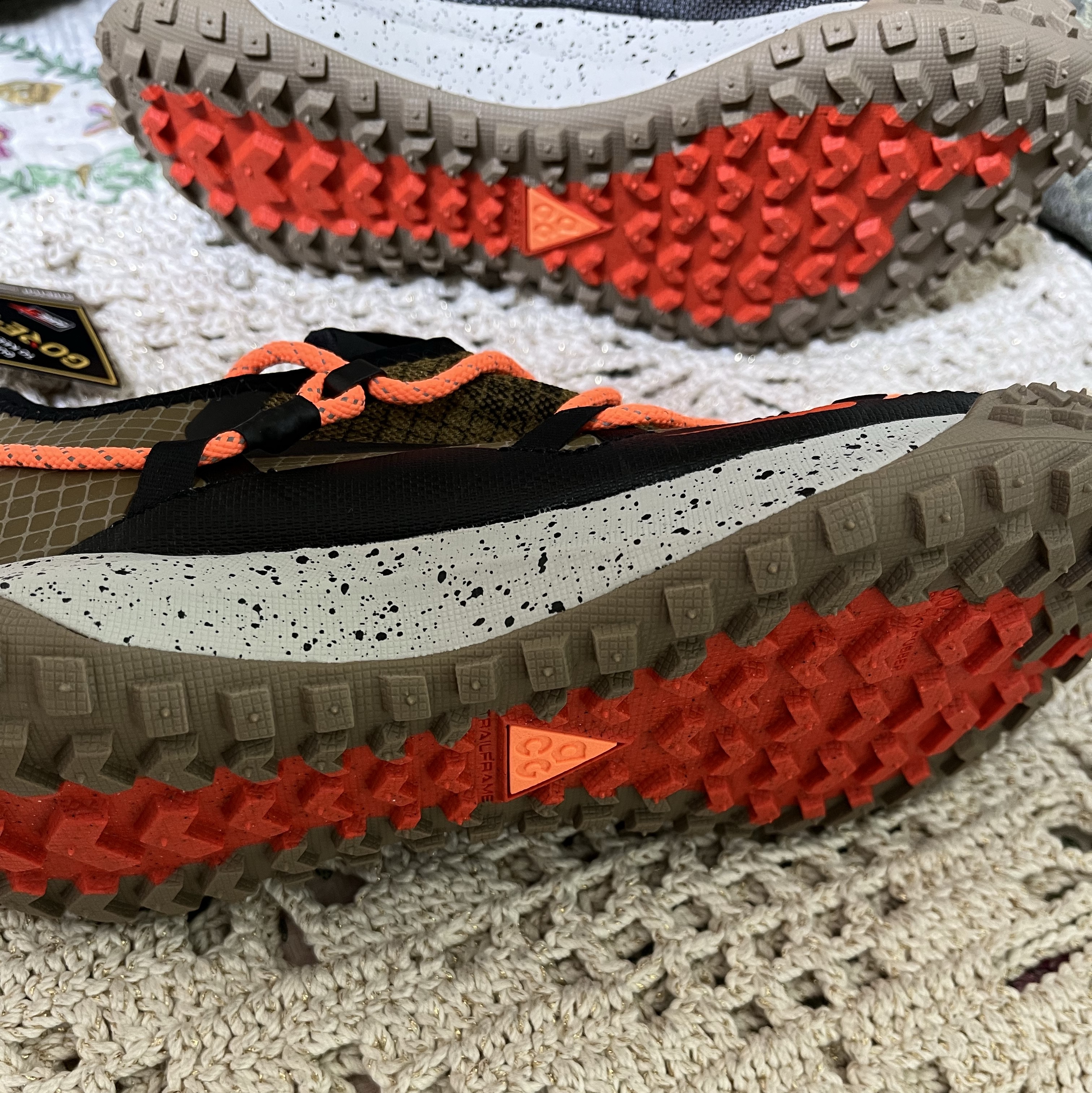 Nike ACG Mountain Fly Low Gore-Tex SE Hazel Rush 착용 스타일 - 2