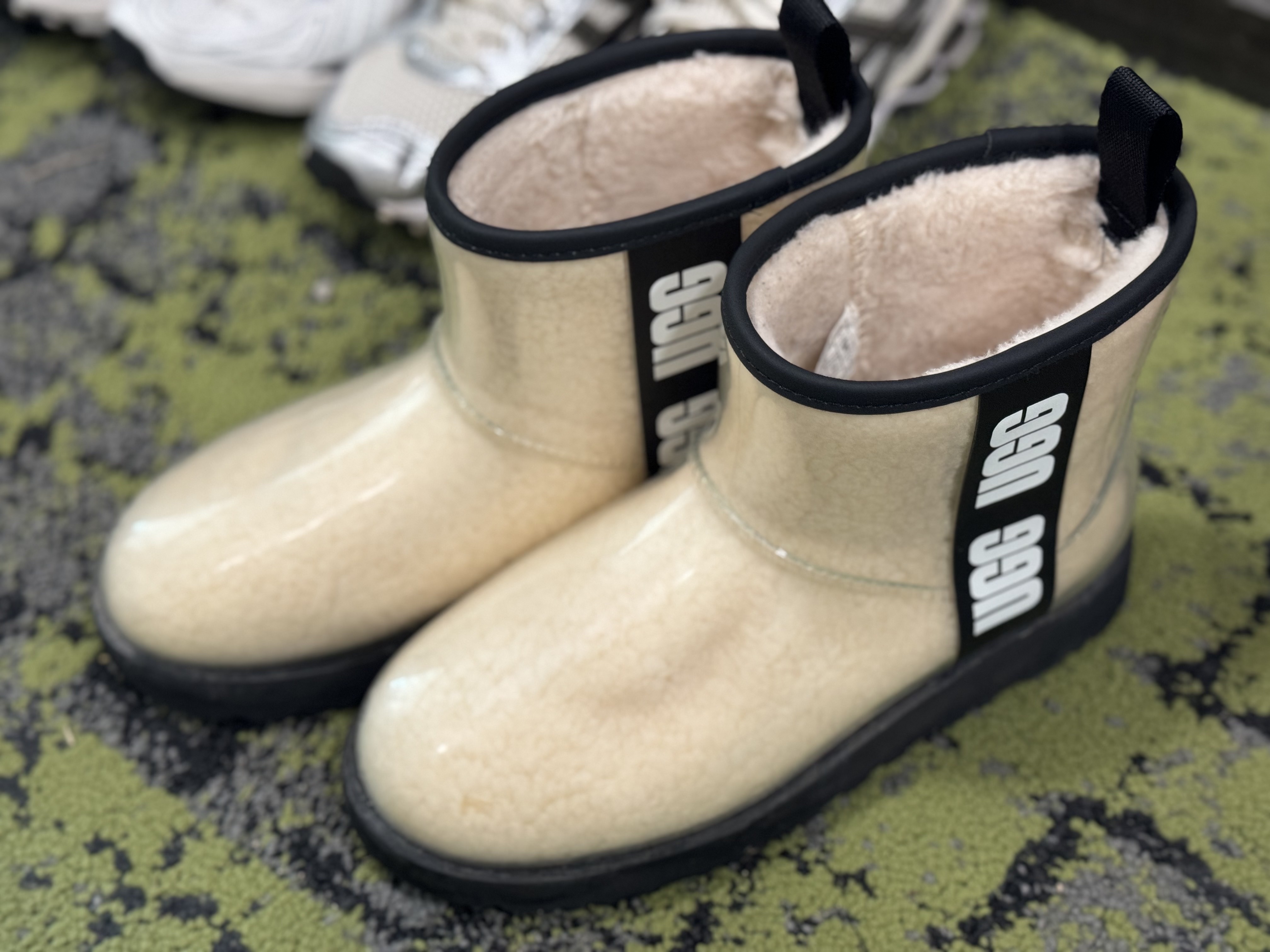 (W) UGG Classic Clear Mini Boots Natural Black 착용 스타일