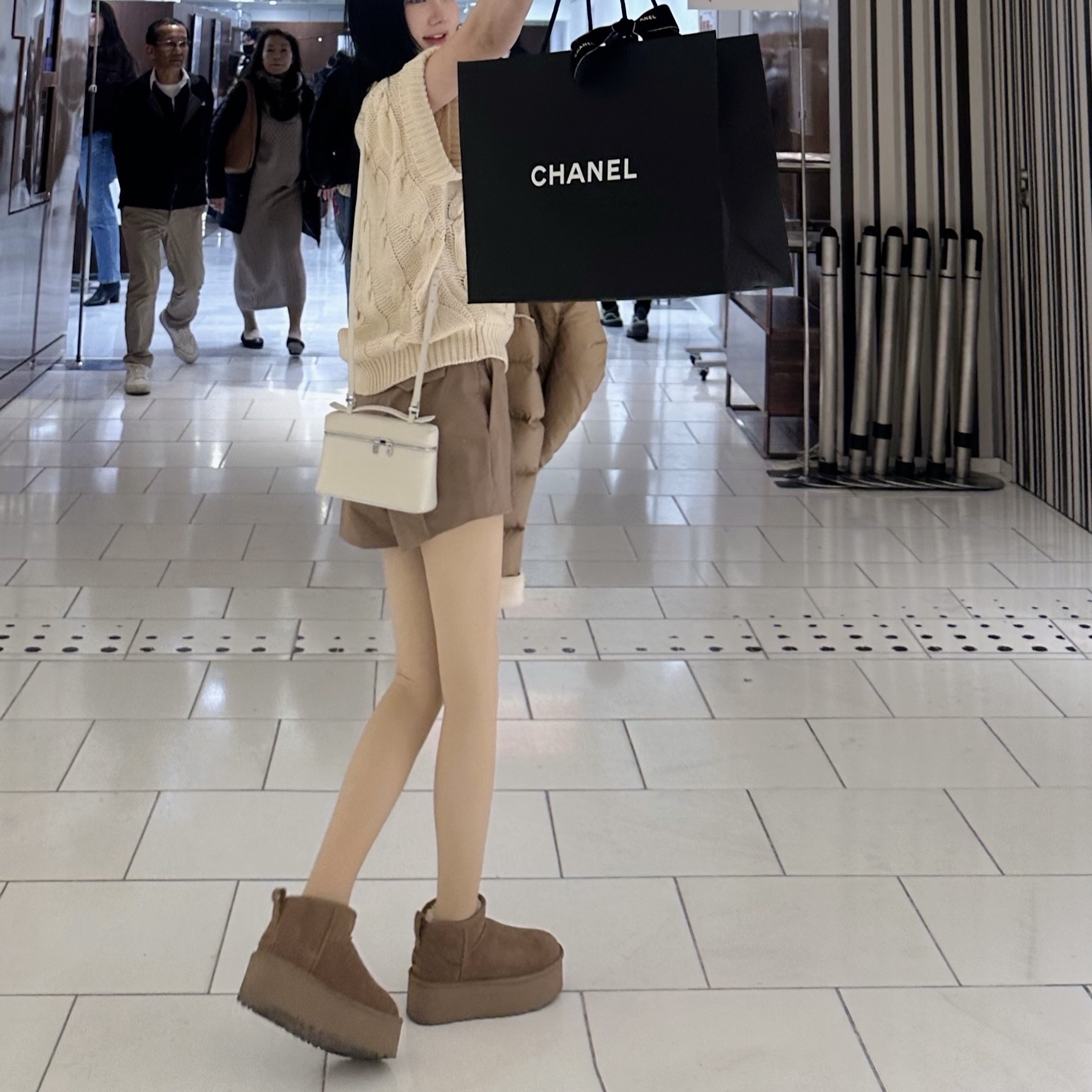(W) UGG Classic Ultra Mini Platform Boots Chestnut 착용 스타일
