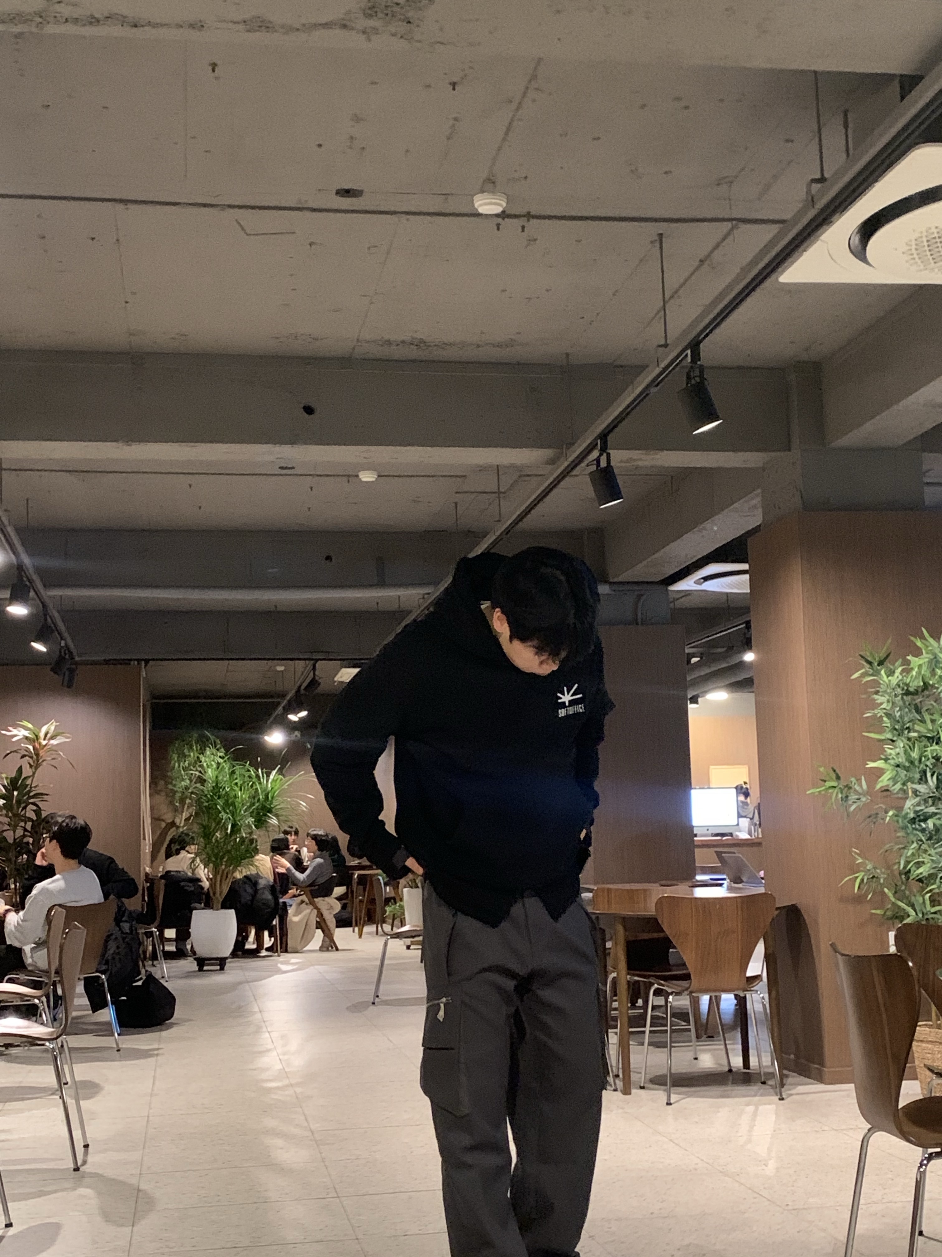 Softoffice Community Sweat Hoodie- Black 착용 스타일