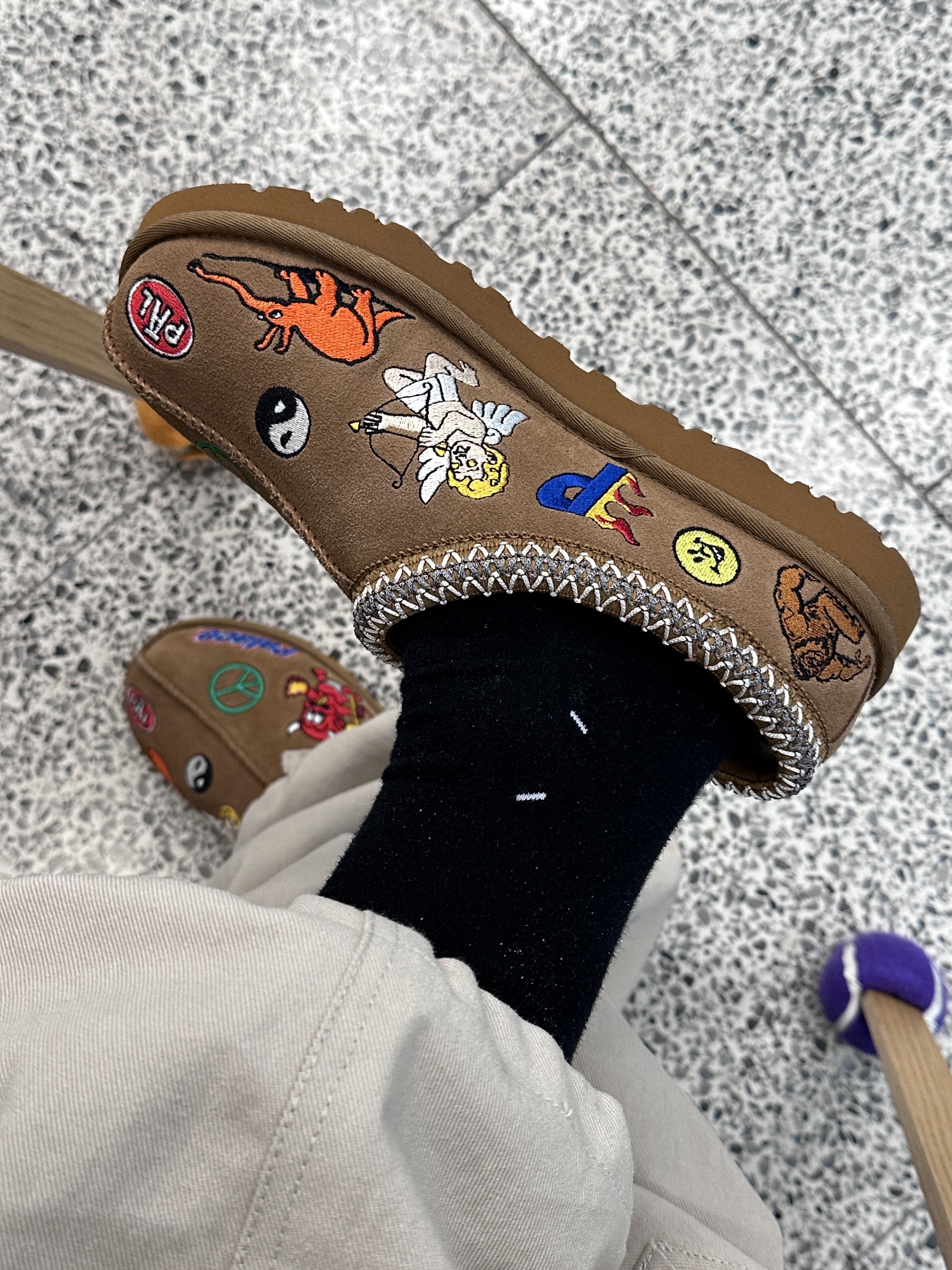 UGG x Palace Tasman Slipper Chestnut, Subu Permanent F-Line Dots 착용 스타일 - 1