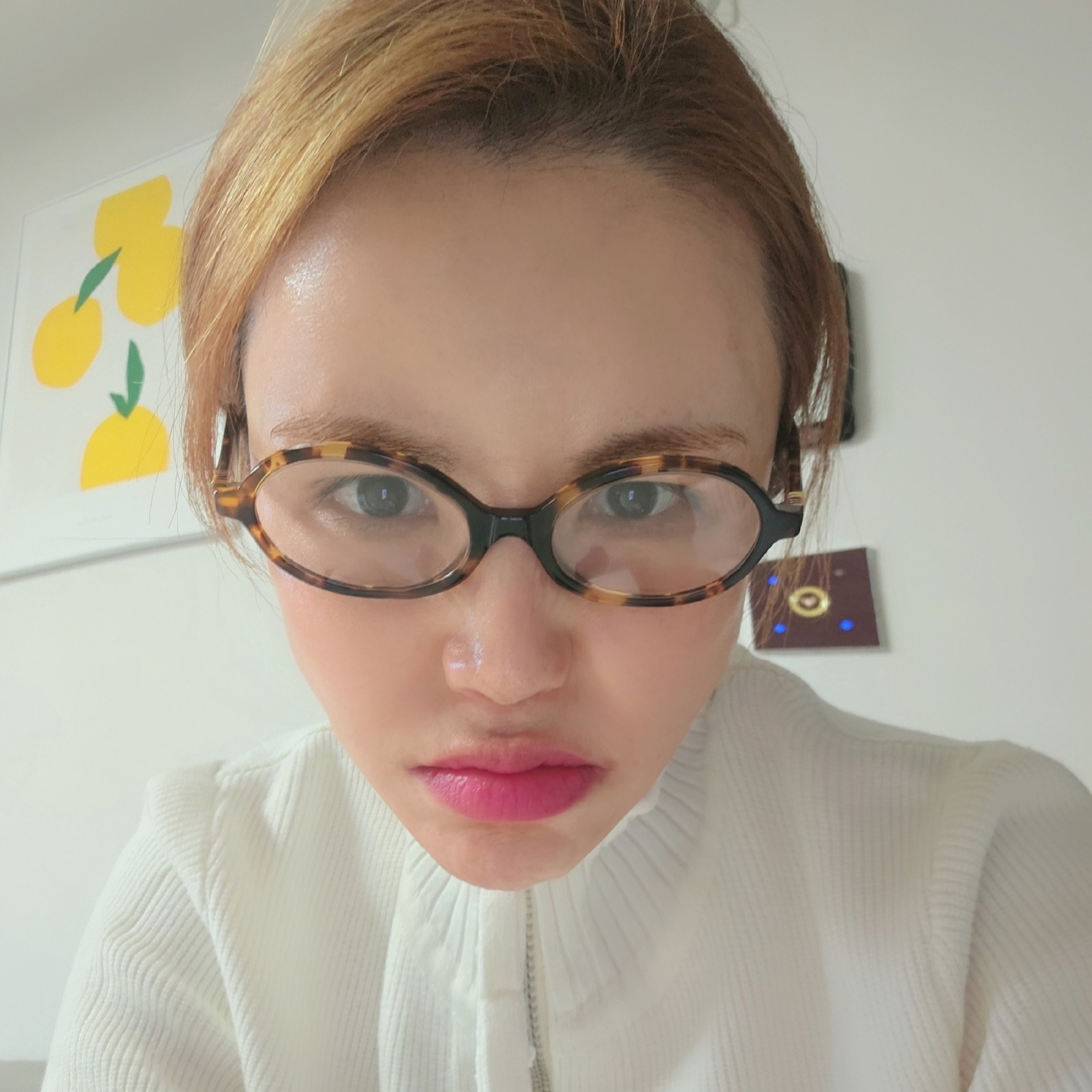 (W) 미우 미우 리가드 선글라스 블루 렌즈 허니 톨토이즈쉘 아세테이트 스탠다드 핏, 마뗑킴 스펠 포인트 스트라이프 가디건 아이보리 착용 스타일 - 2