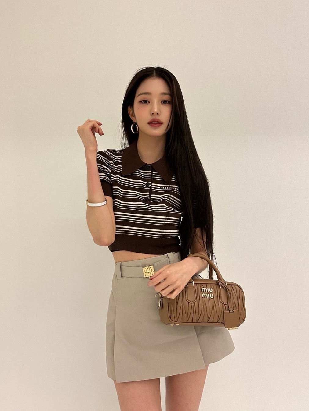 미우 미우 완더 마테라쎄 나파 레더 미니 호보백 화이트, (W) 미우 미우 코튼 터틀넥 저지 화이트 착용 스타일 - 3
