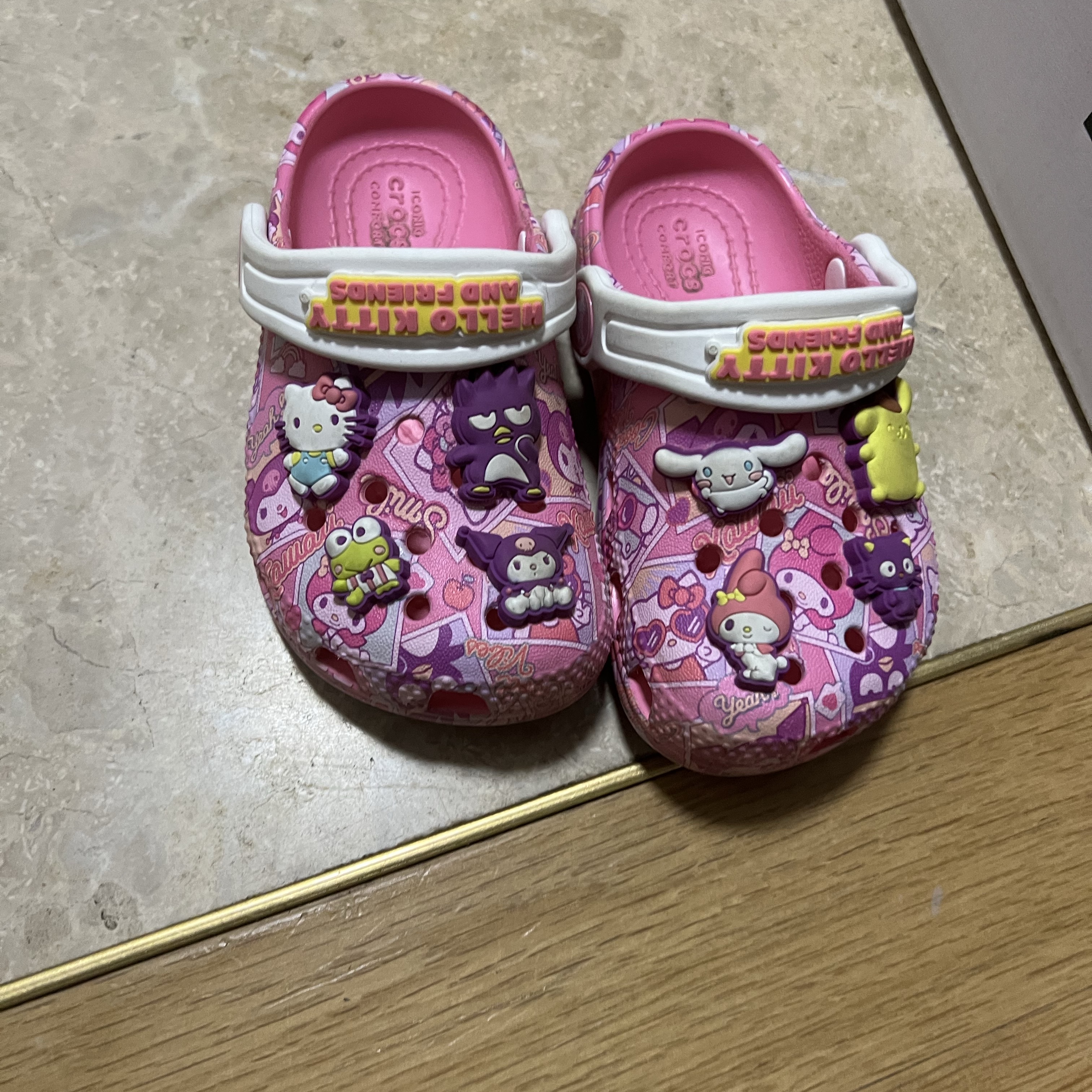 (TD) Crocs Hello Kitty Classic Clog Pink Rose 착용 스타일