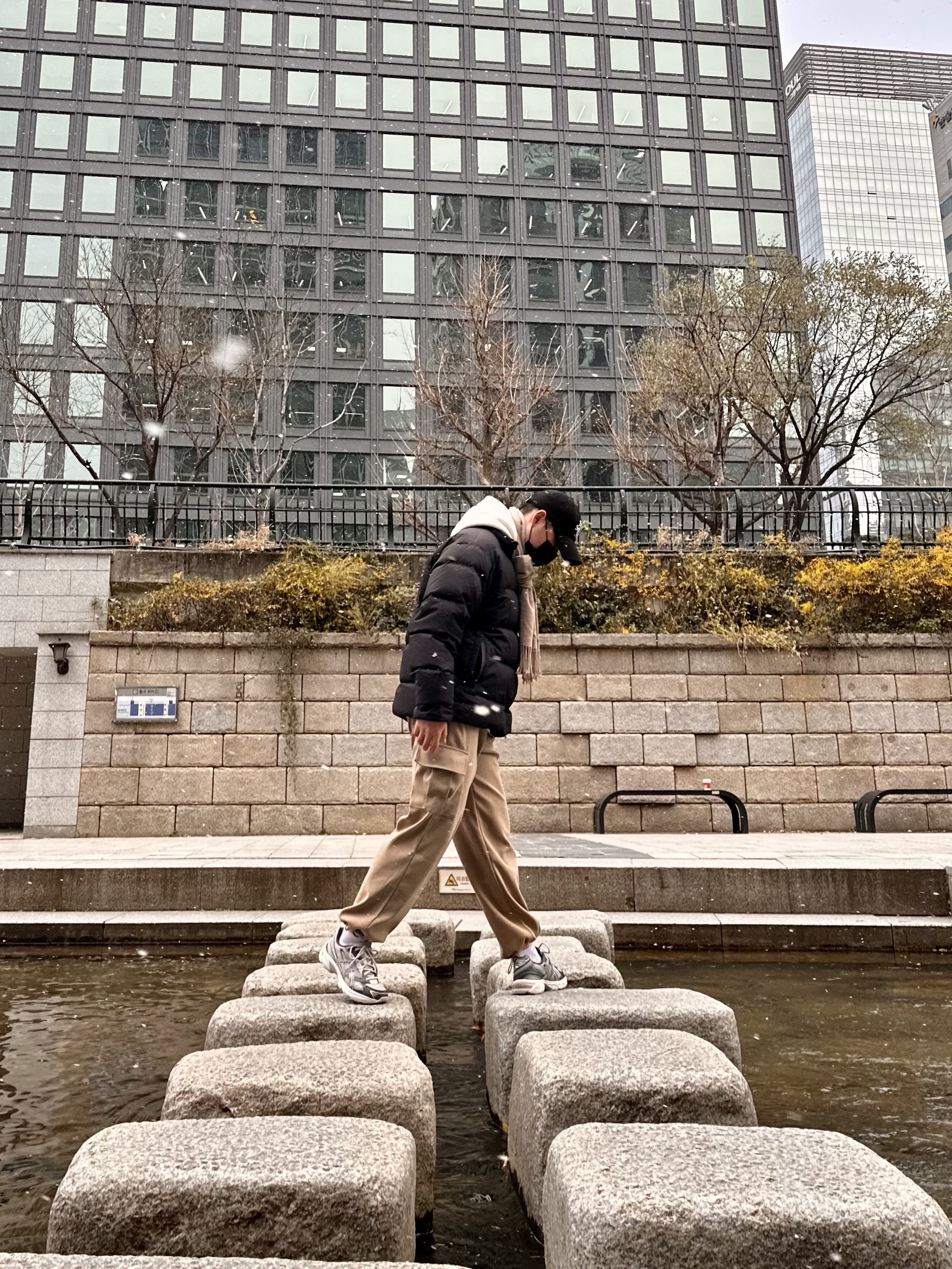 아식스 젤 1130 화이트 블랙 착용 스타일