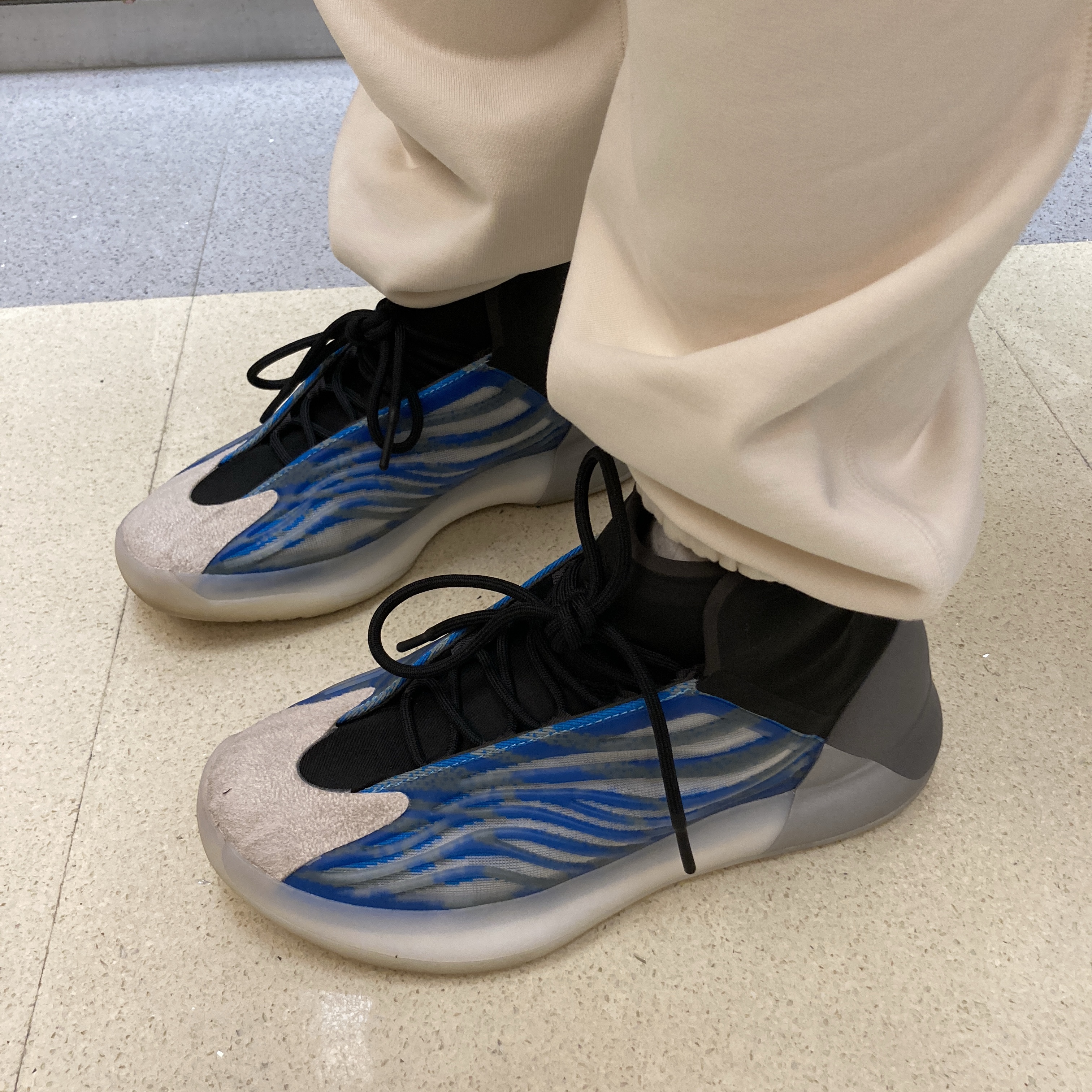 Adidas Yeezy QNTM Frozen Blue 착용 스타일