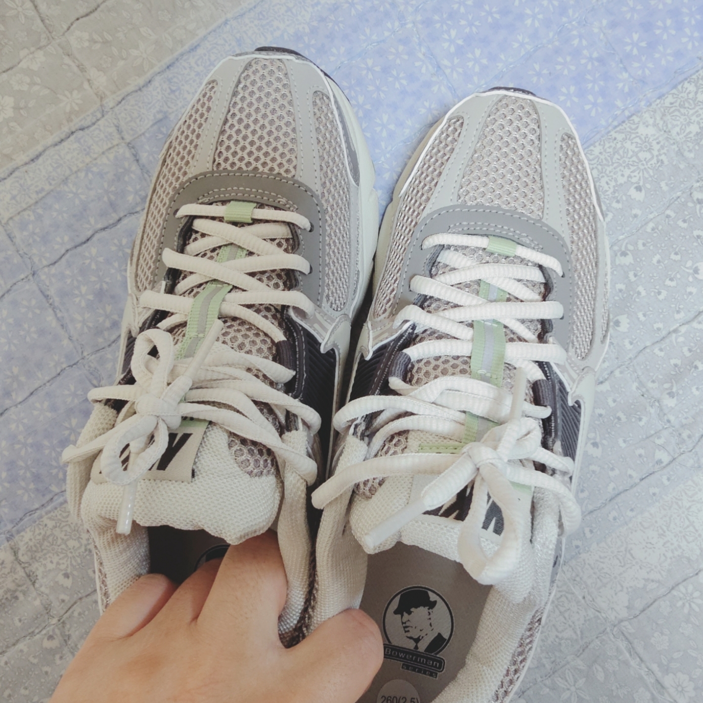 (W) Nike Zoom Vomero 5 Cobblestone and Flat Pewter 착용 스타일