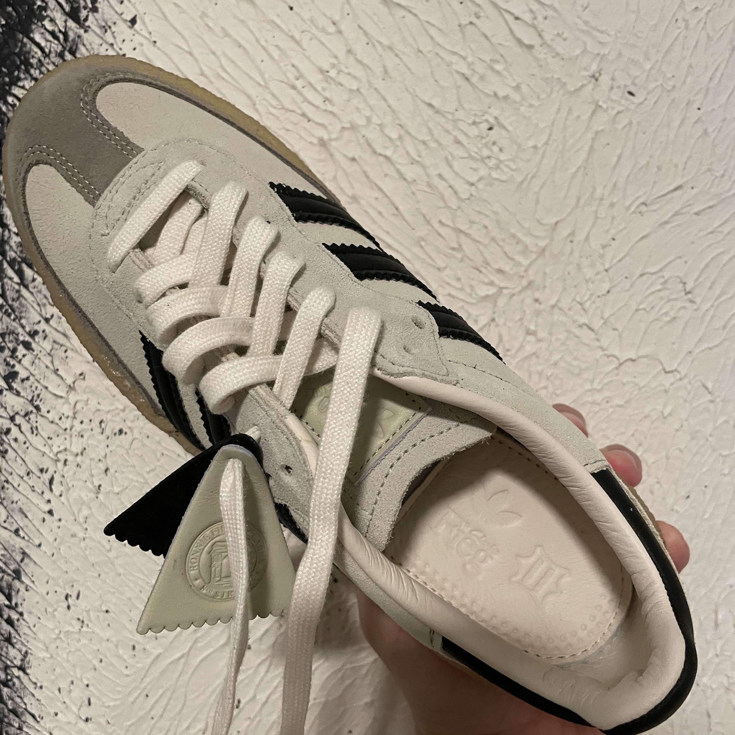 Adidas x Clarks x Ronnie Fieg 8th Street Samba Chalk White Core Black 착용 스타일 - 2