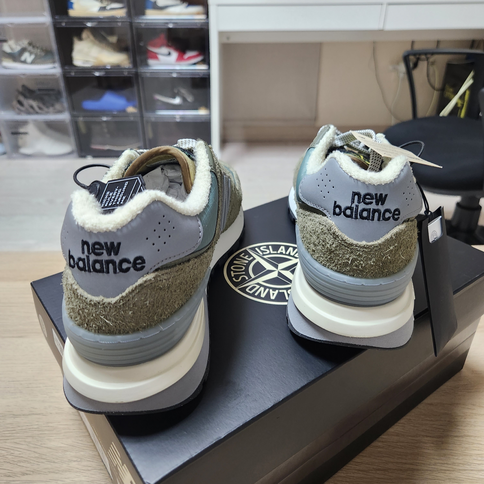 New Balance x Stone Island 574 Legacy Green 착용 스타일 - 4