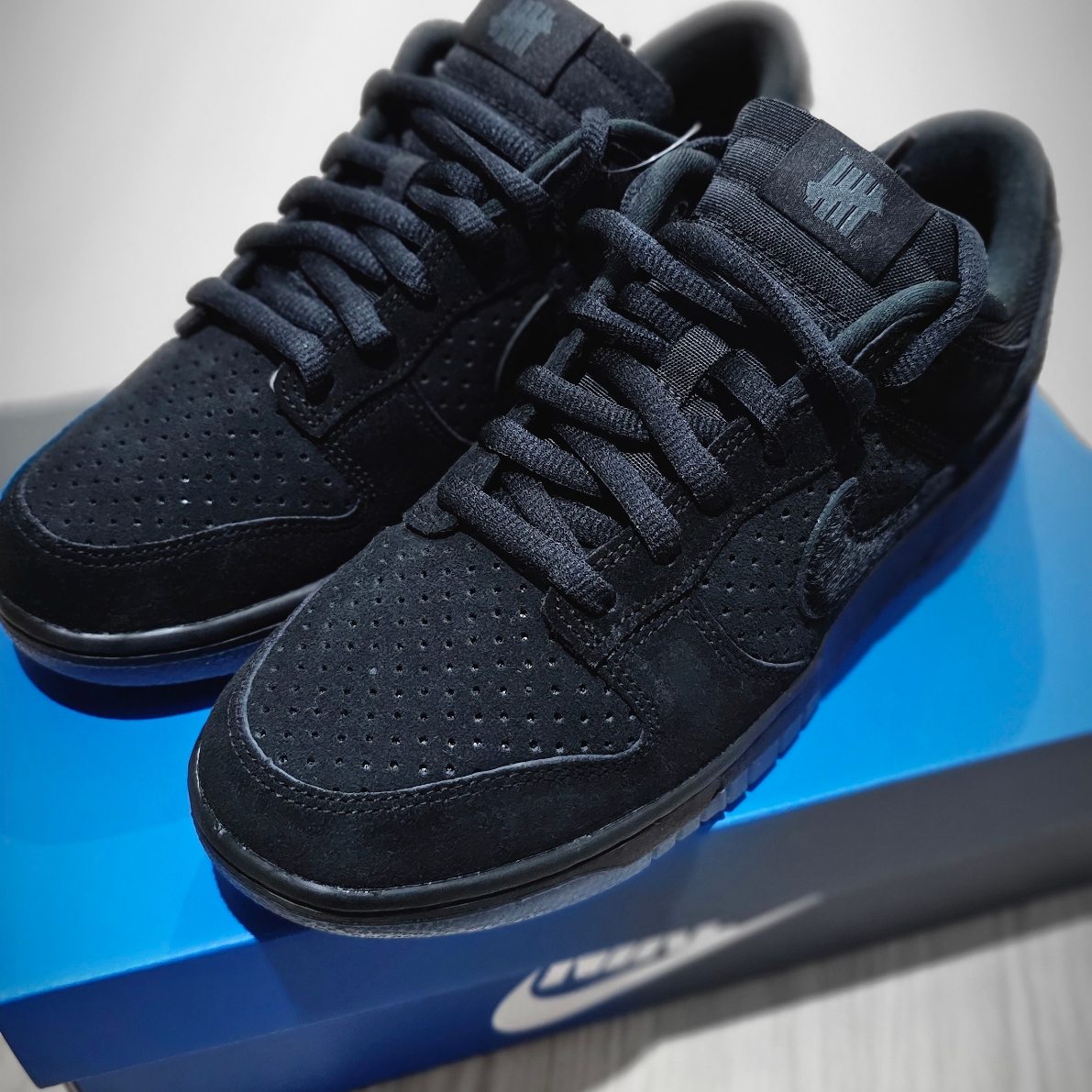 Nike x Undefeated Dunk Low SP 5 On It Black 착용 스타일 - 3