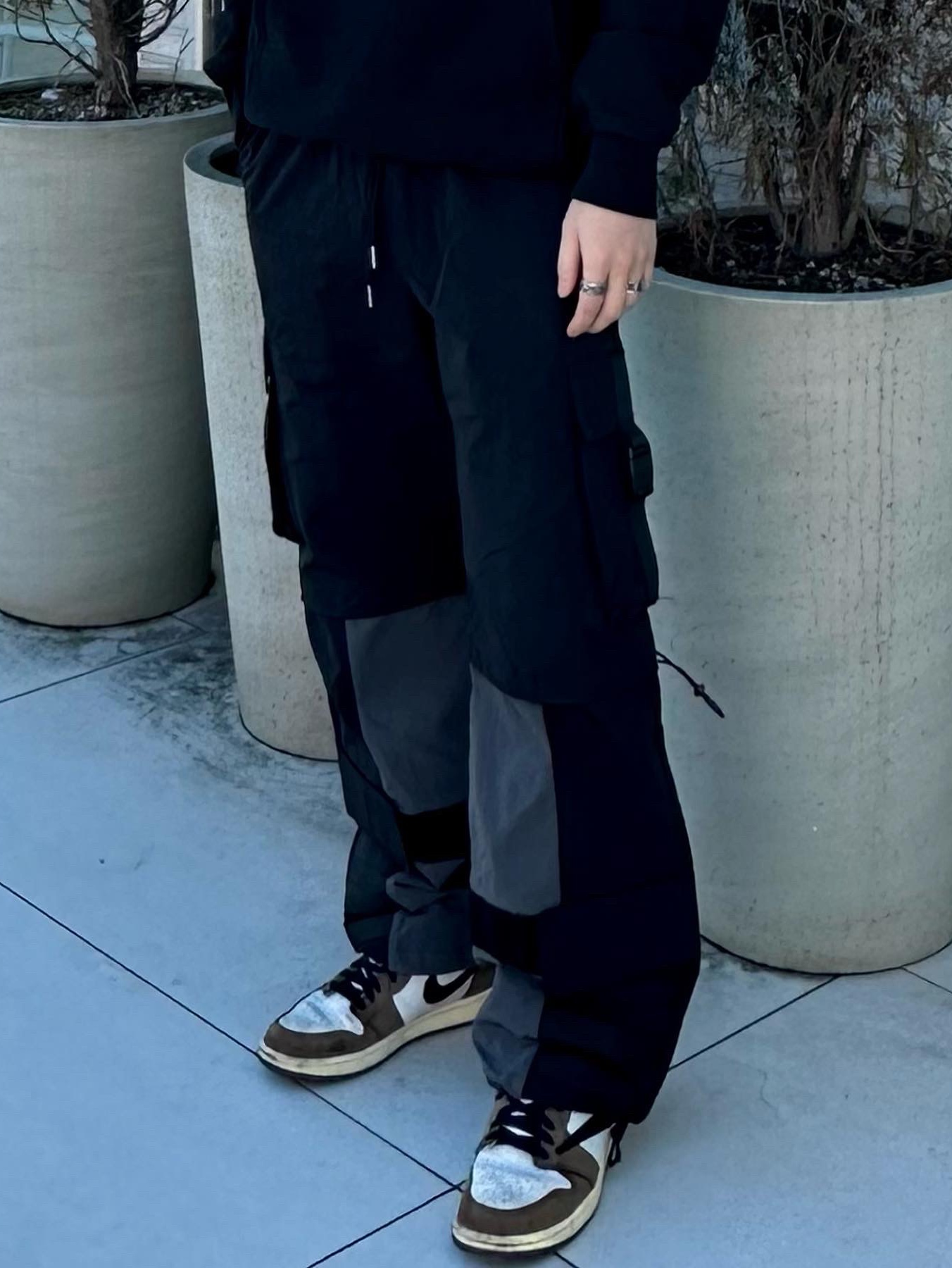 Stussy x Martine Rose Collage Pigment Dyed Hoodie Black, Jordan 1 x Travis Scott Retro High OG SP Mocha 착용 스타일 - 3