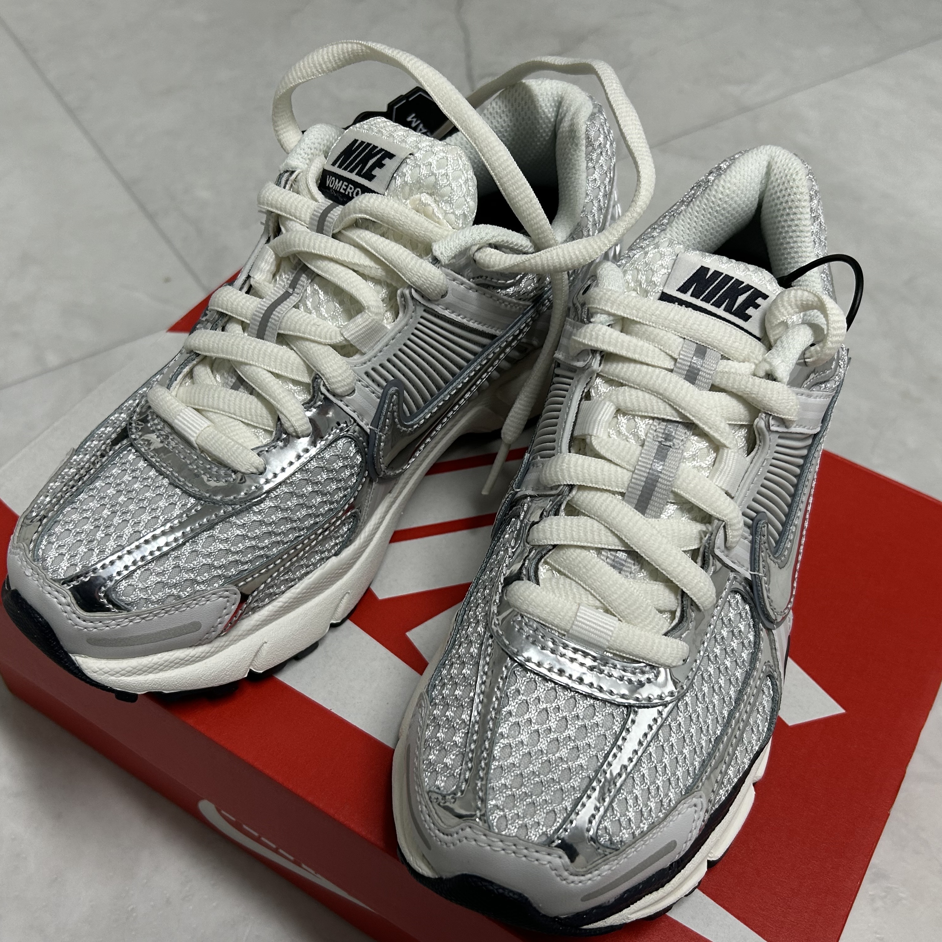 (W) Nike Zoom Vomero 5 Photon Dust and Metallic Silver 착용 스타일 - 3