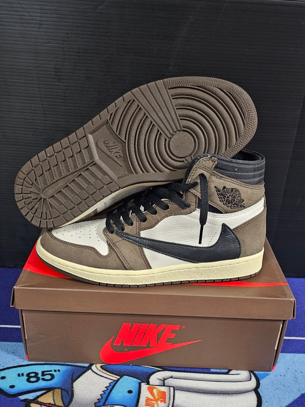 Jordan 1 x Travis Scott Retro High OG SP Mocha 착용 스타일 - 5